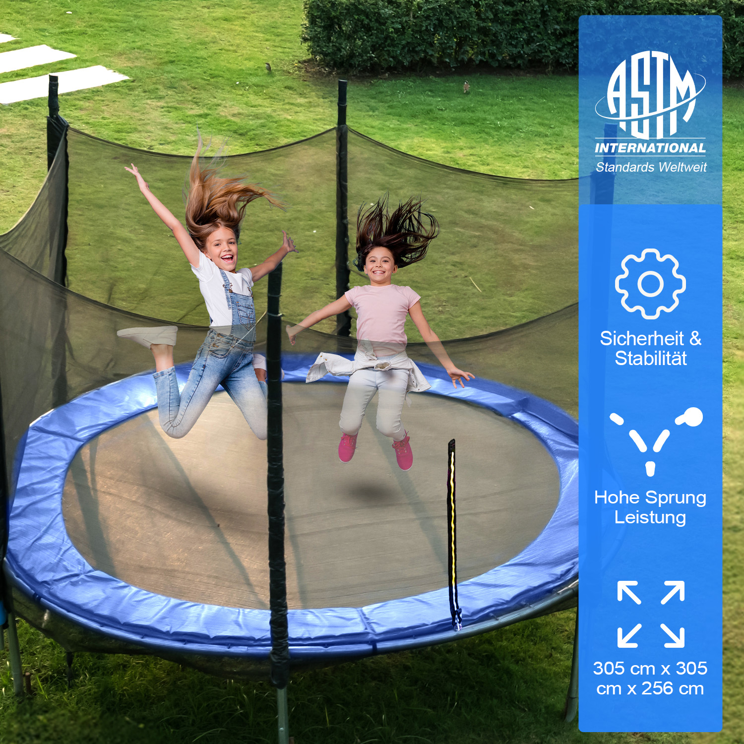 Zwei Mädchen springen auf einem blauen Trampolin im Freien, umgeben von Grün.