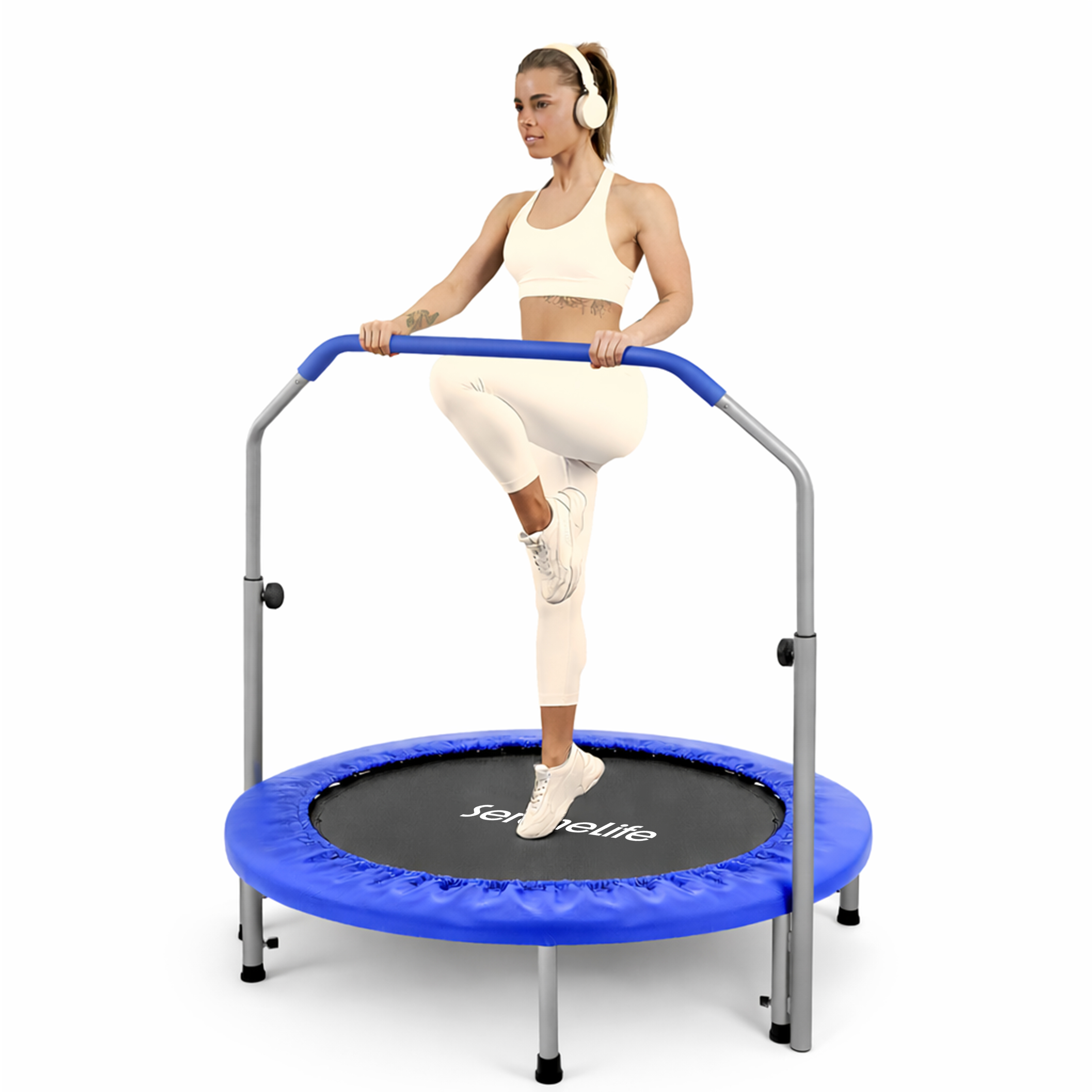 Eine Frau mit Kopfhörern trainiert auf einem blauen Trampolin.