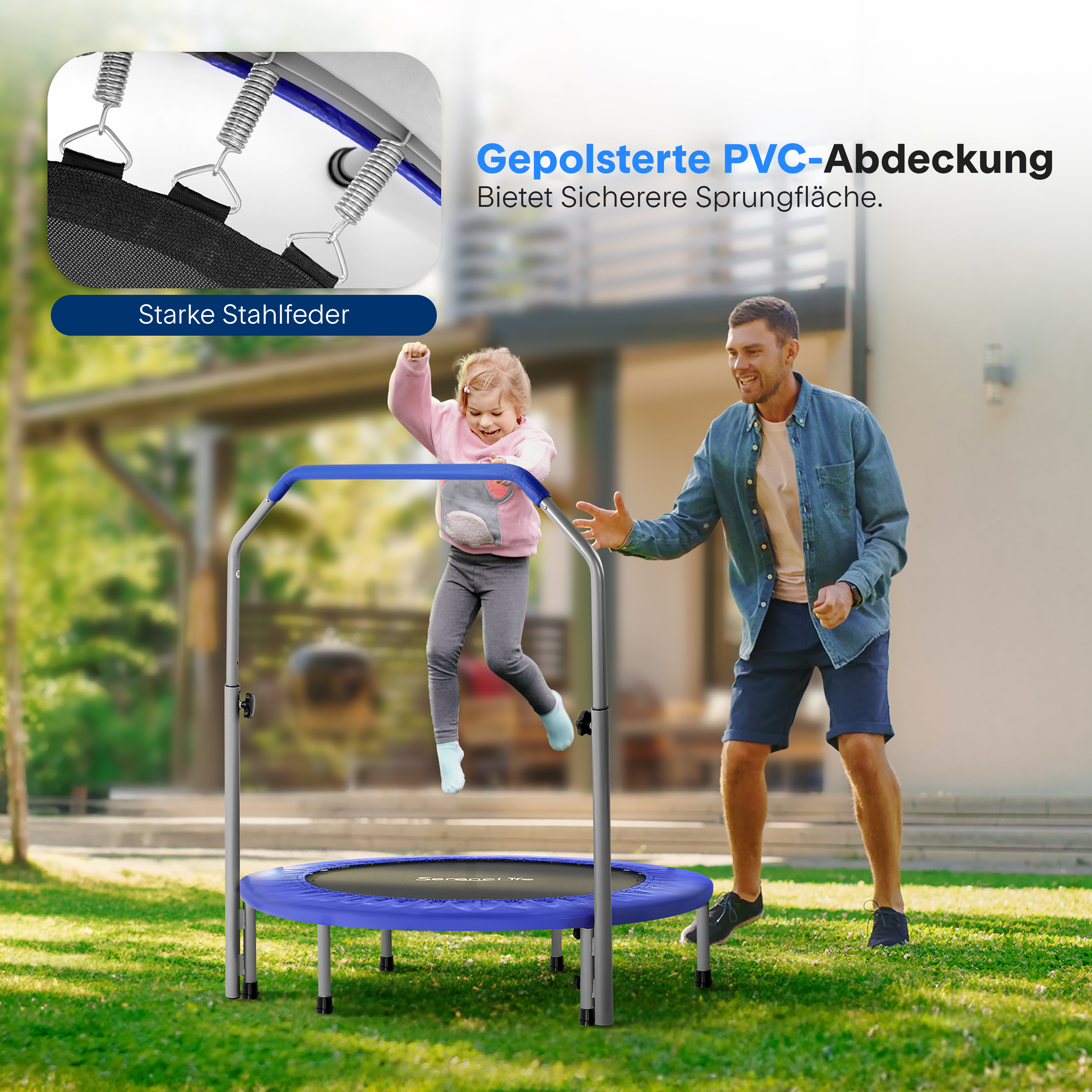 Ein Mann beobachtet ein kleines Kind, das auf einem blauen Trampolin mit Sicherheitsstange in einem sonnigen Garten springt.
