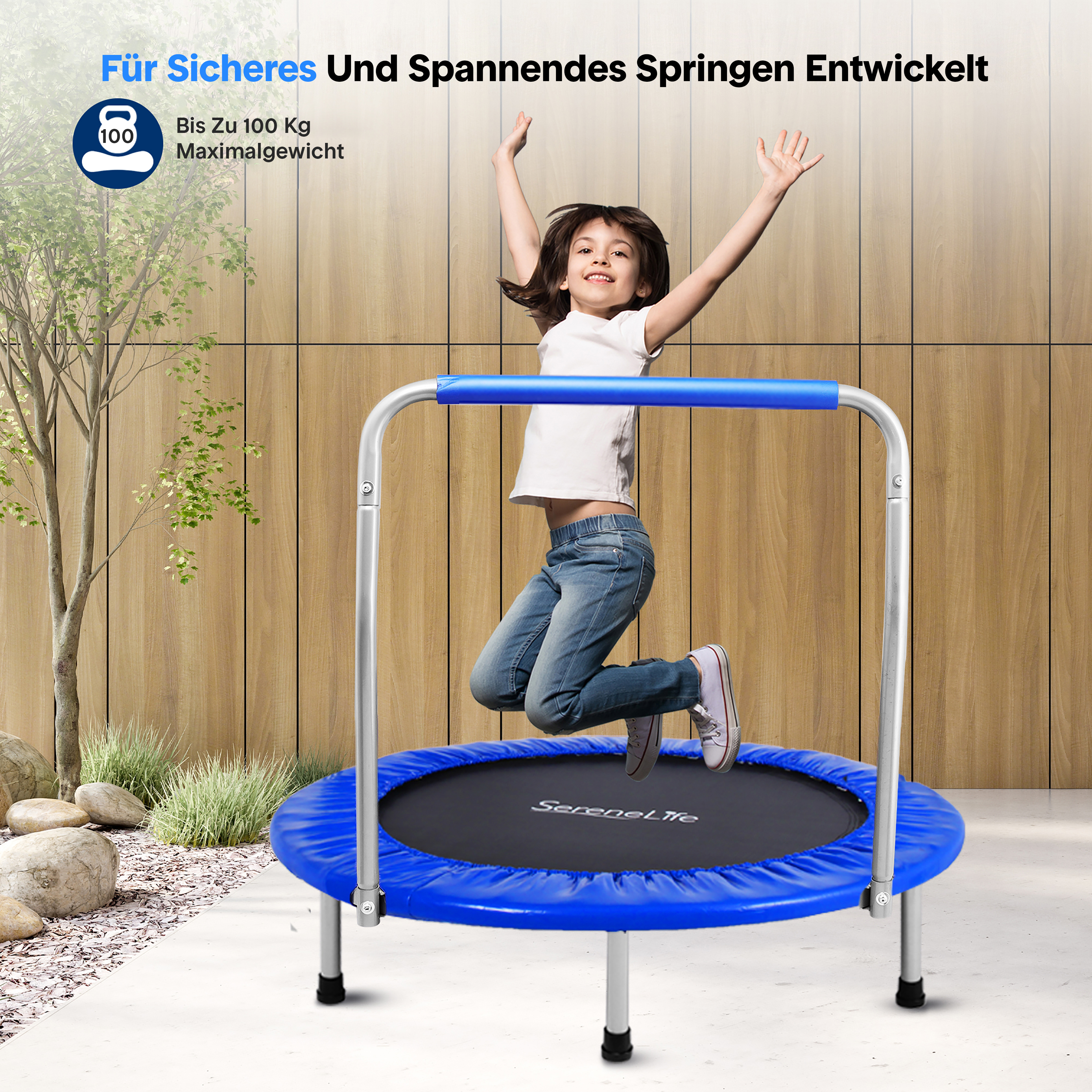 Ein Mädchen springt auf einem blauen Trampolin vor einer Holzwand.