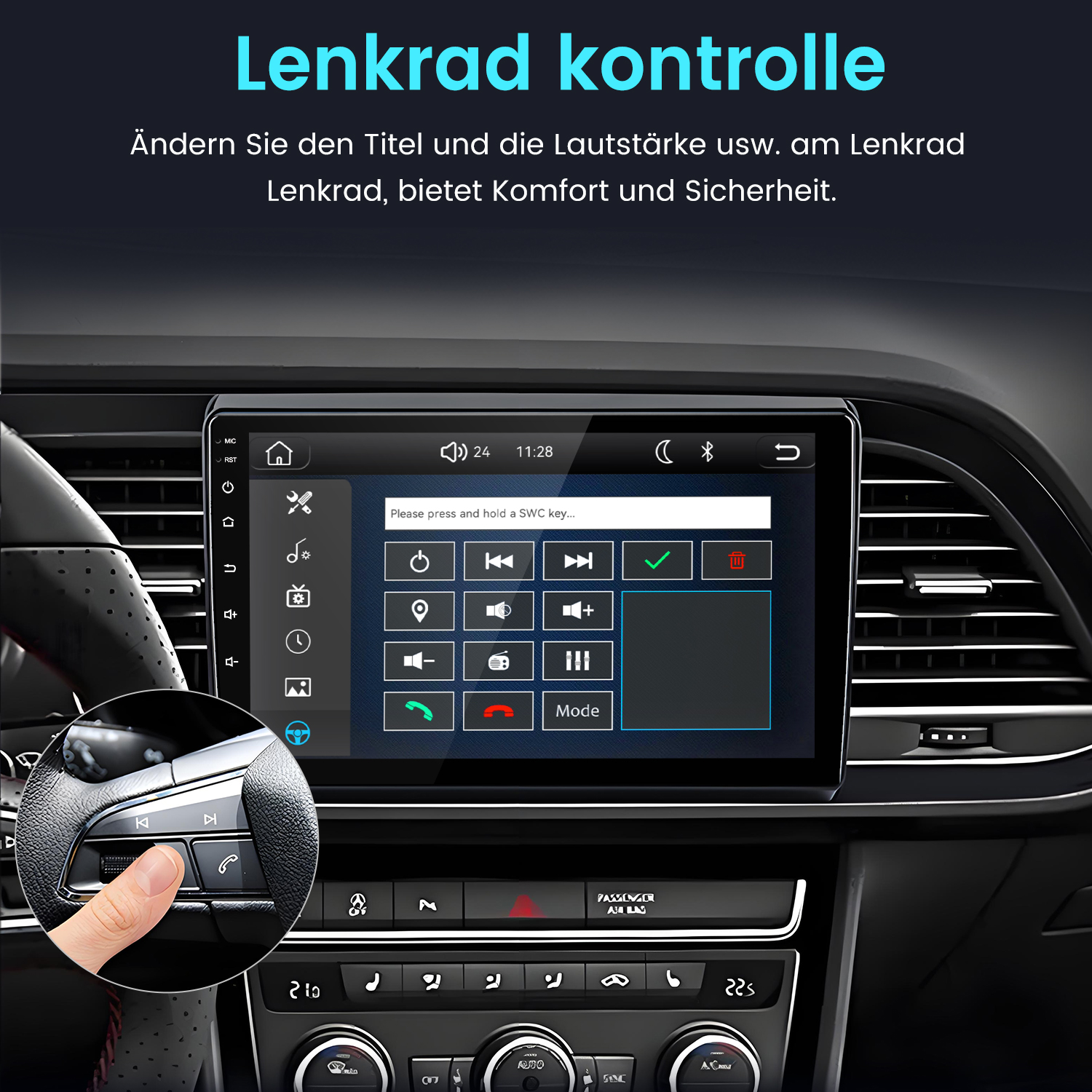 Ein Finger drückt eine Taste am Lenkrad eines Autos, das Infotainmentsystem wird angezeigt.