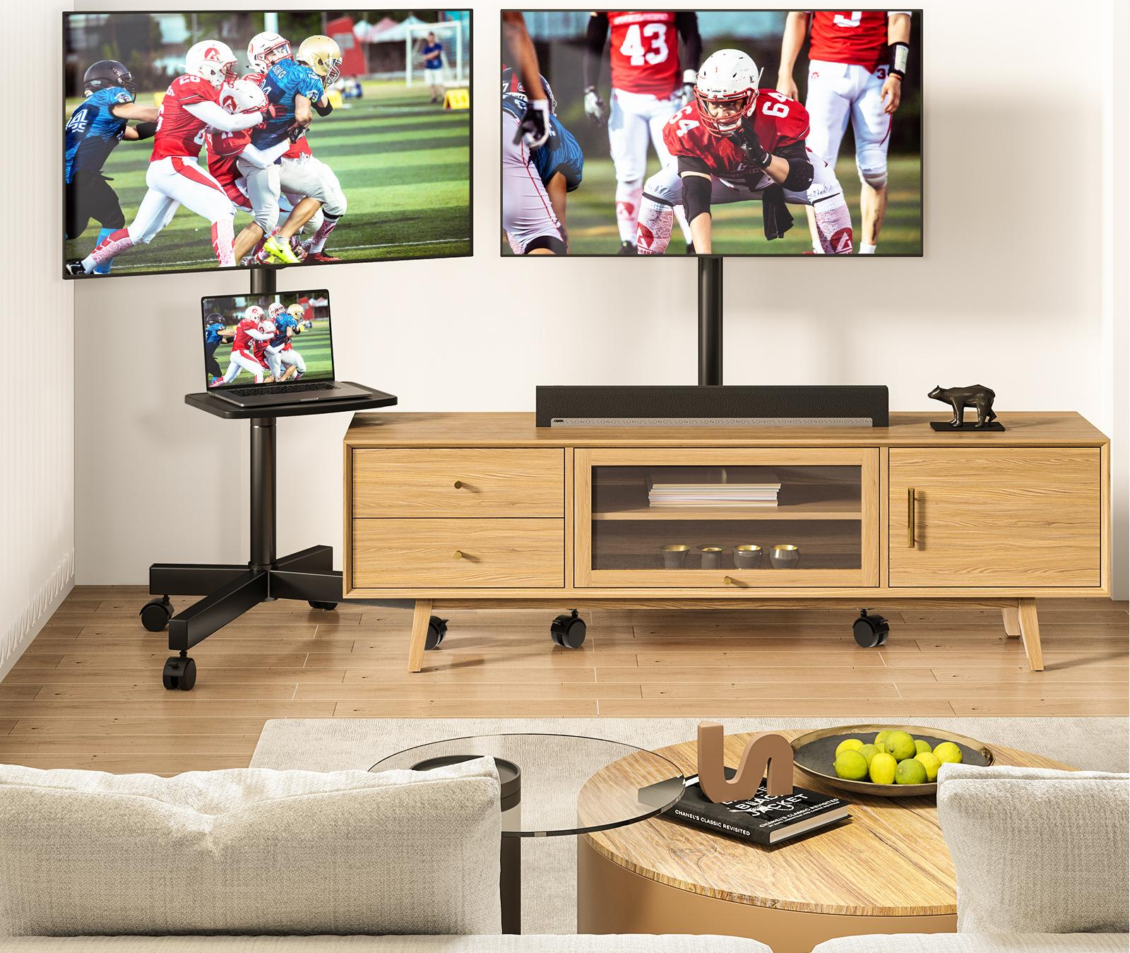 Zwei Fernseher zeigen American Football. Ein Laptop steht auf einem Ständer. Ein Holzschrank beherbergt eine Soundbar.