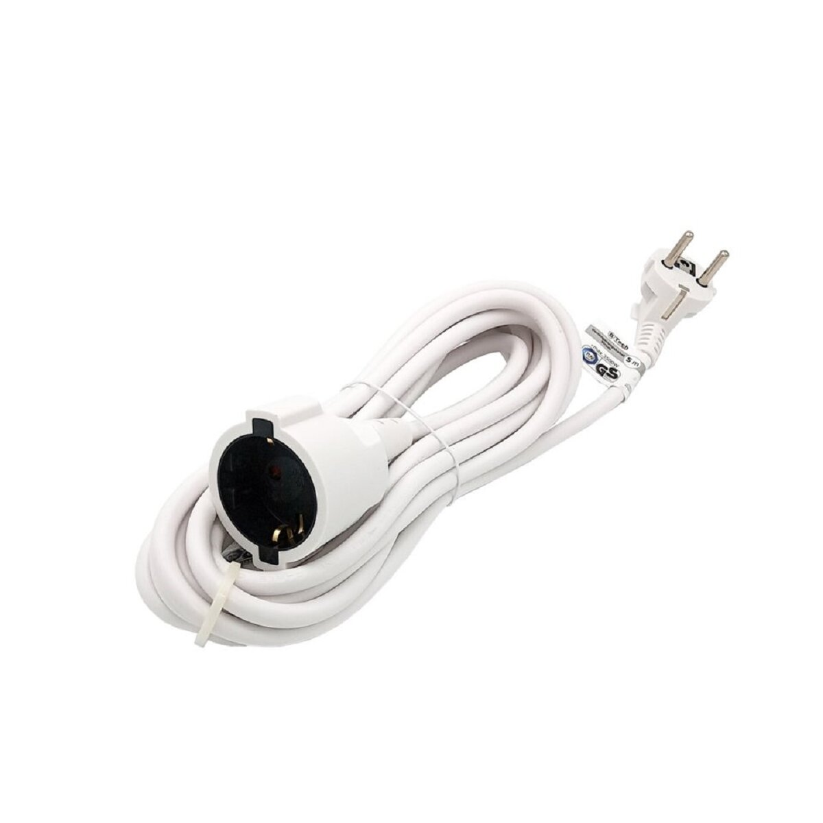 Ein aufgerolltes weißes Stromkabel mit europäischem Stecker und Steckdose auf weißem Grund.