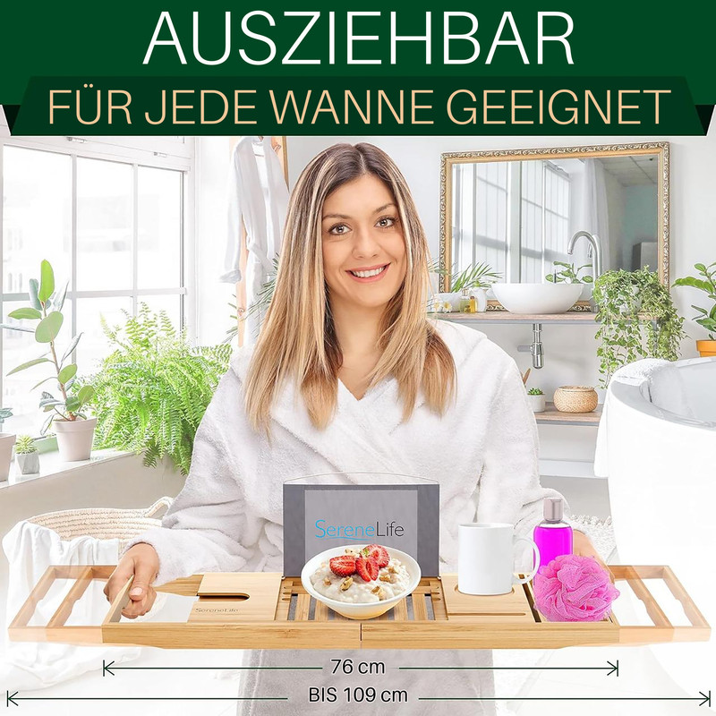 Eine Frau im Bademantel lächelt, hält einen ausziehbaren Badewannen-Caddy mit Essen und Seife.