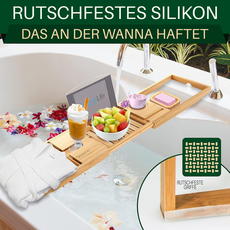 Ein hölzerner Badewannen-Caddy mit Obst, Getränk, Kerze und Seife auf einer gefüllten Badewanne.