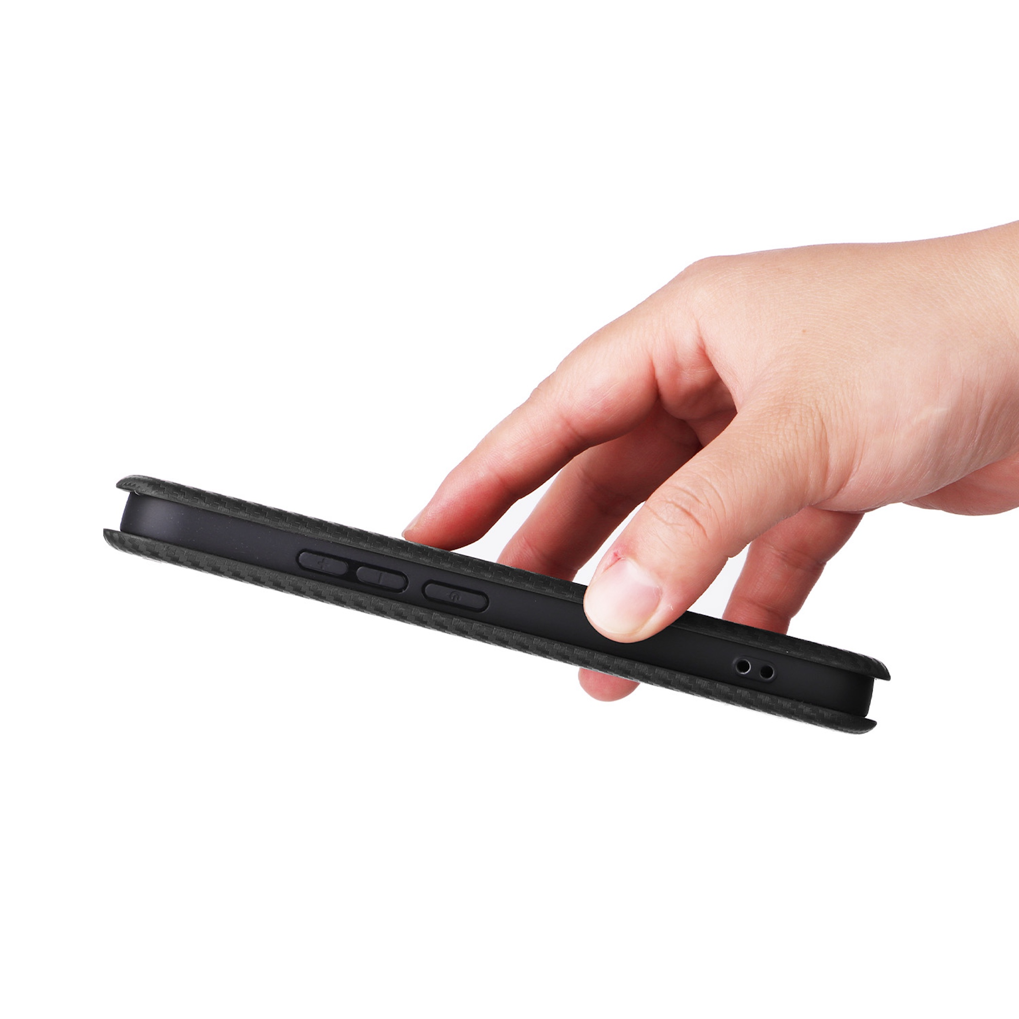 Eine Hand hält ein schwarzes Handy mit einer Carbonfaser-Hülle.