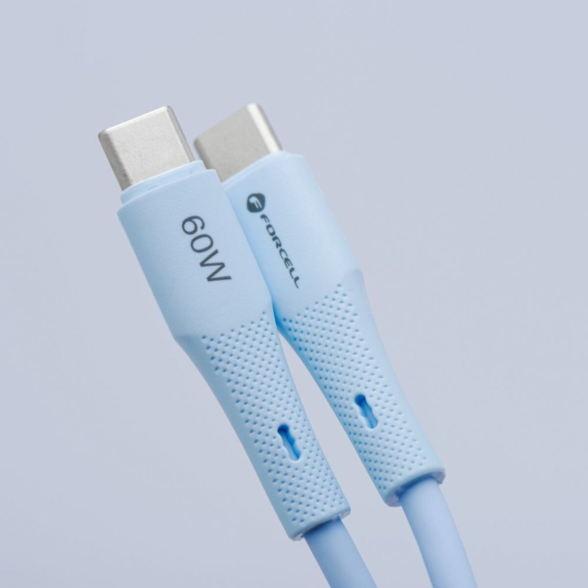 Zwei hellblaue USB-C-Kabel mit silbernen Steckern, eines mit 60W-Aufdruck.