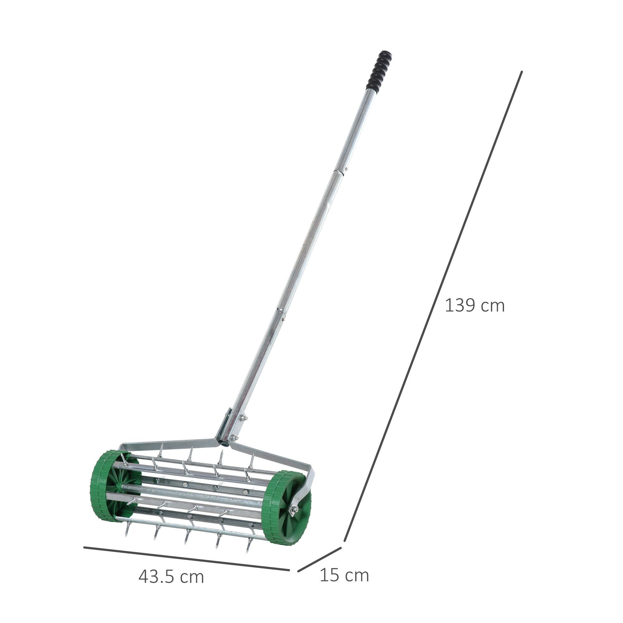 Ein Rasenlüfter mit silbernem Griff, grünen Rädern und Metallspitzen.