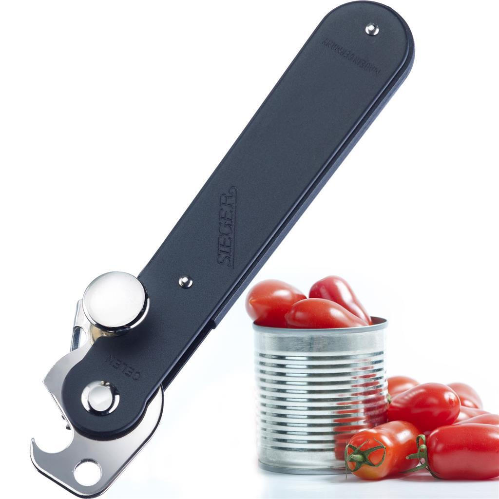 Un apriscatole scuro riposa accanto a una lattina di pomodori prugna rossi.