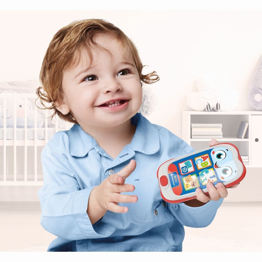 Un bambino sorridente in camicia blu tiene un telefono giocattolo colorato con ABC e numeri.