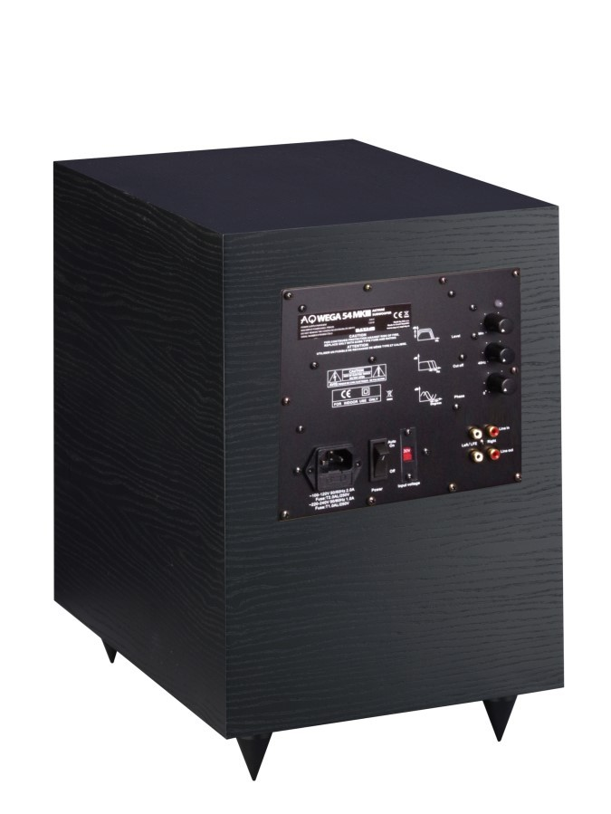Czarny drewniany subwoofer z tylnym panelem sterowania i połączeniami. Białe tło.