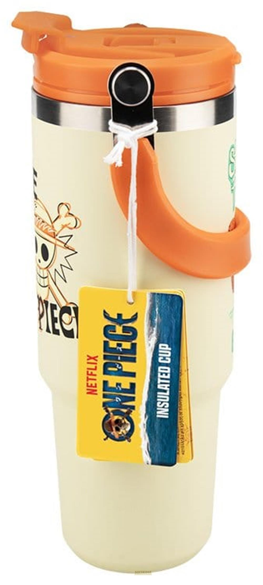 Ein beigefarbener Becher mit orangefarbenem Deckel und Henkel, mit One Piece-Motiv.