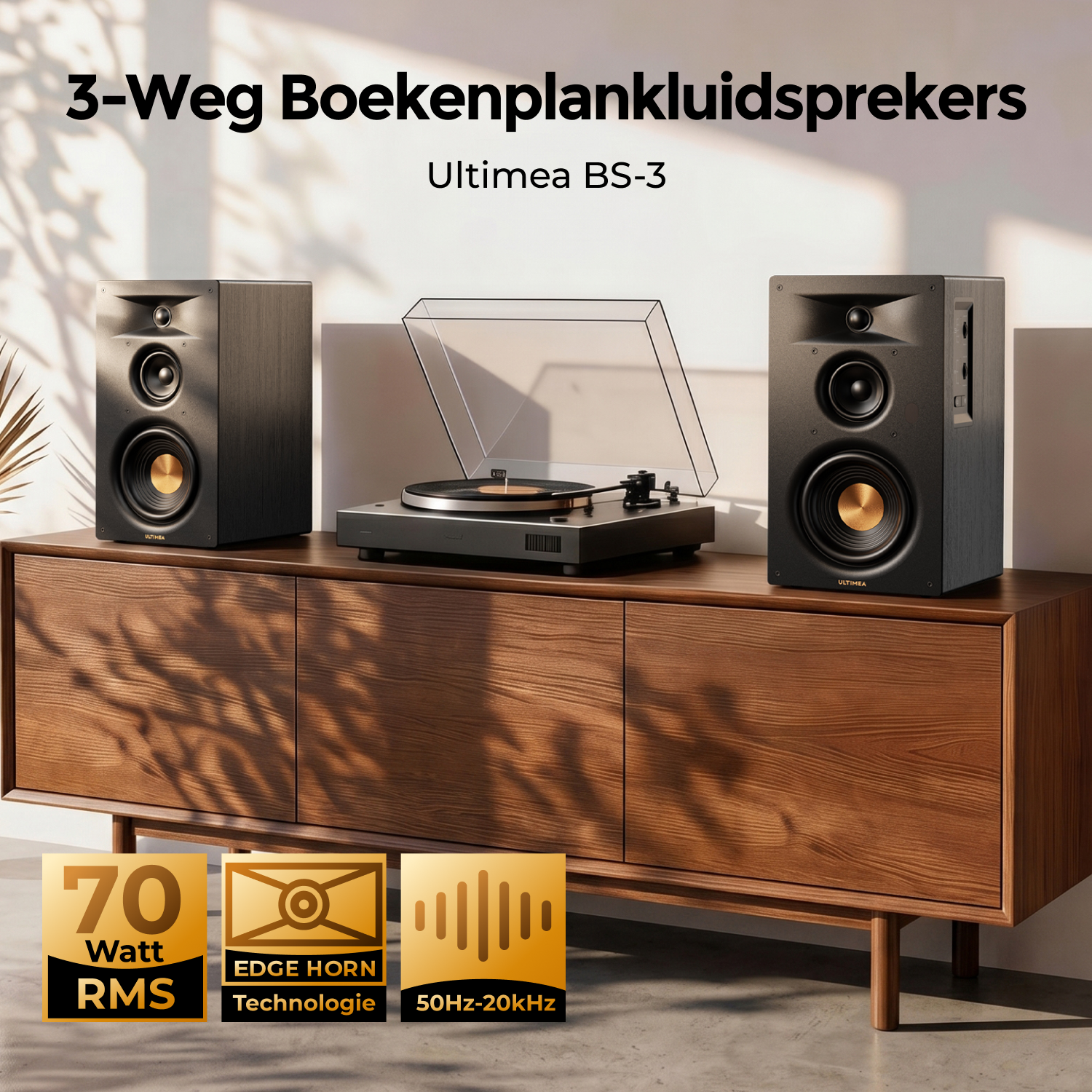 Twee zwarte luidsprekers op een houten kast met draaitafel.