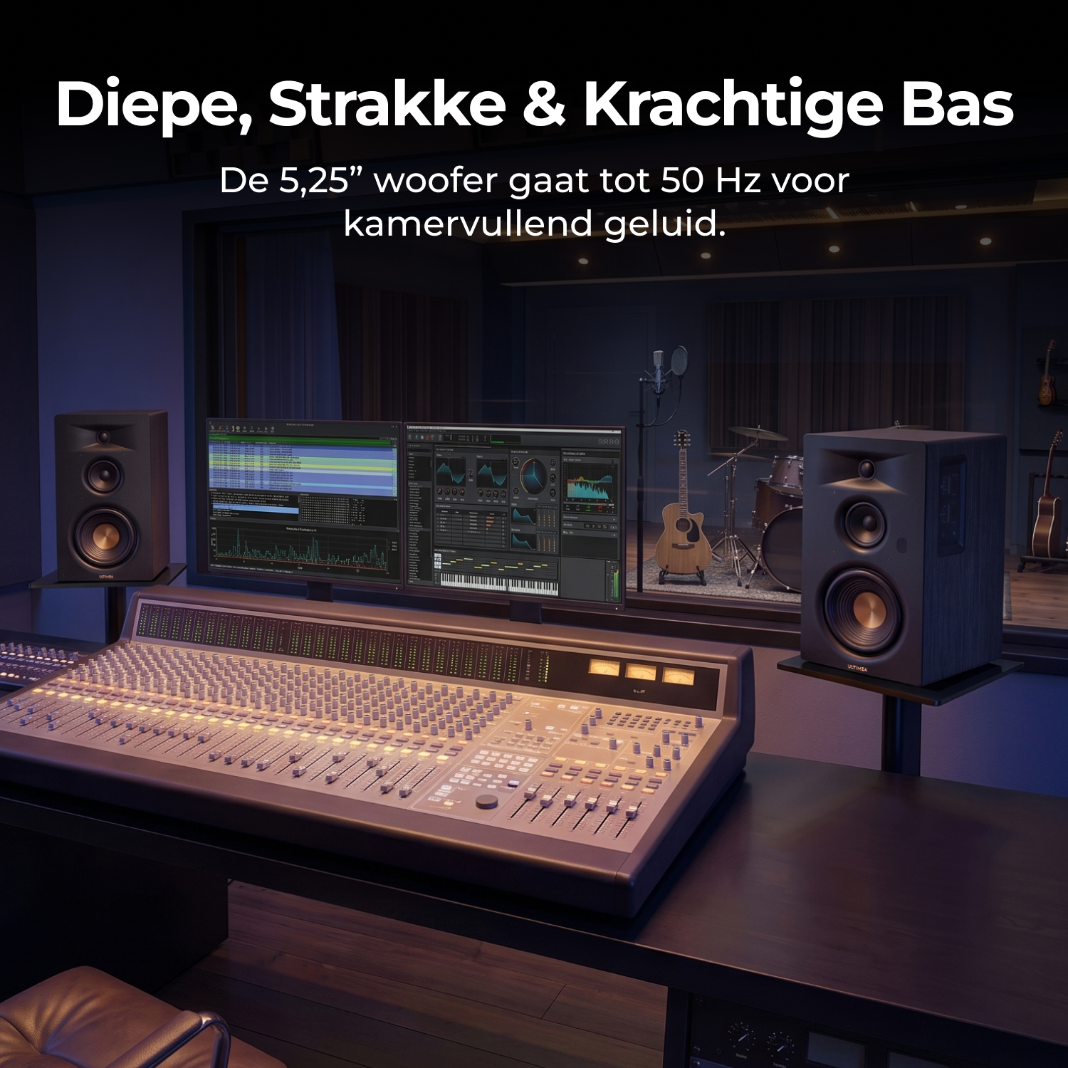 Een mengpaneel en luidsprekers in een opnamestudio met instrumenten op de achtergrond.