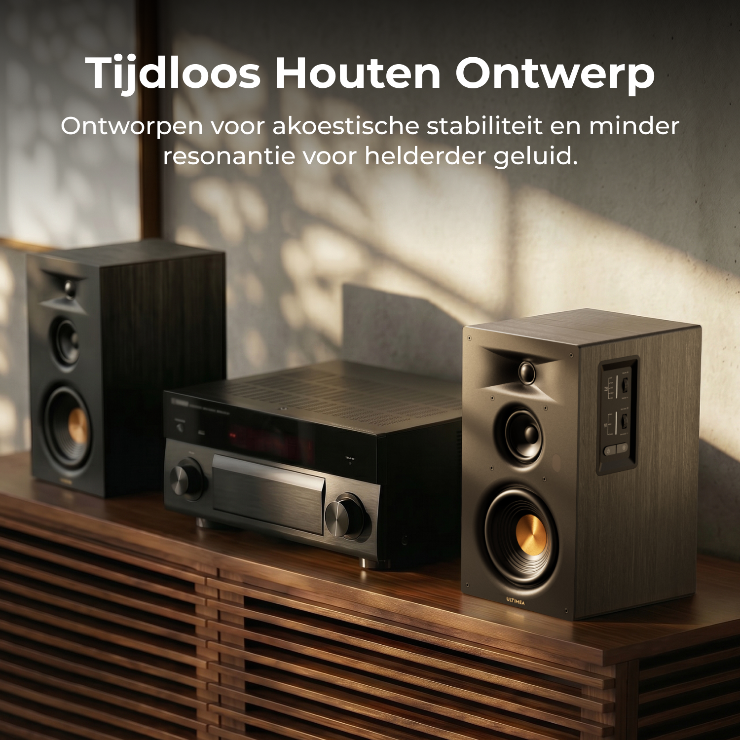 Houten luidsprekers en receiver op een houten kast.