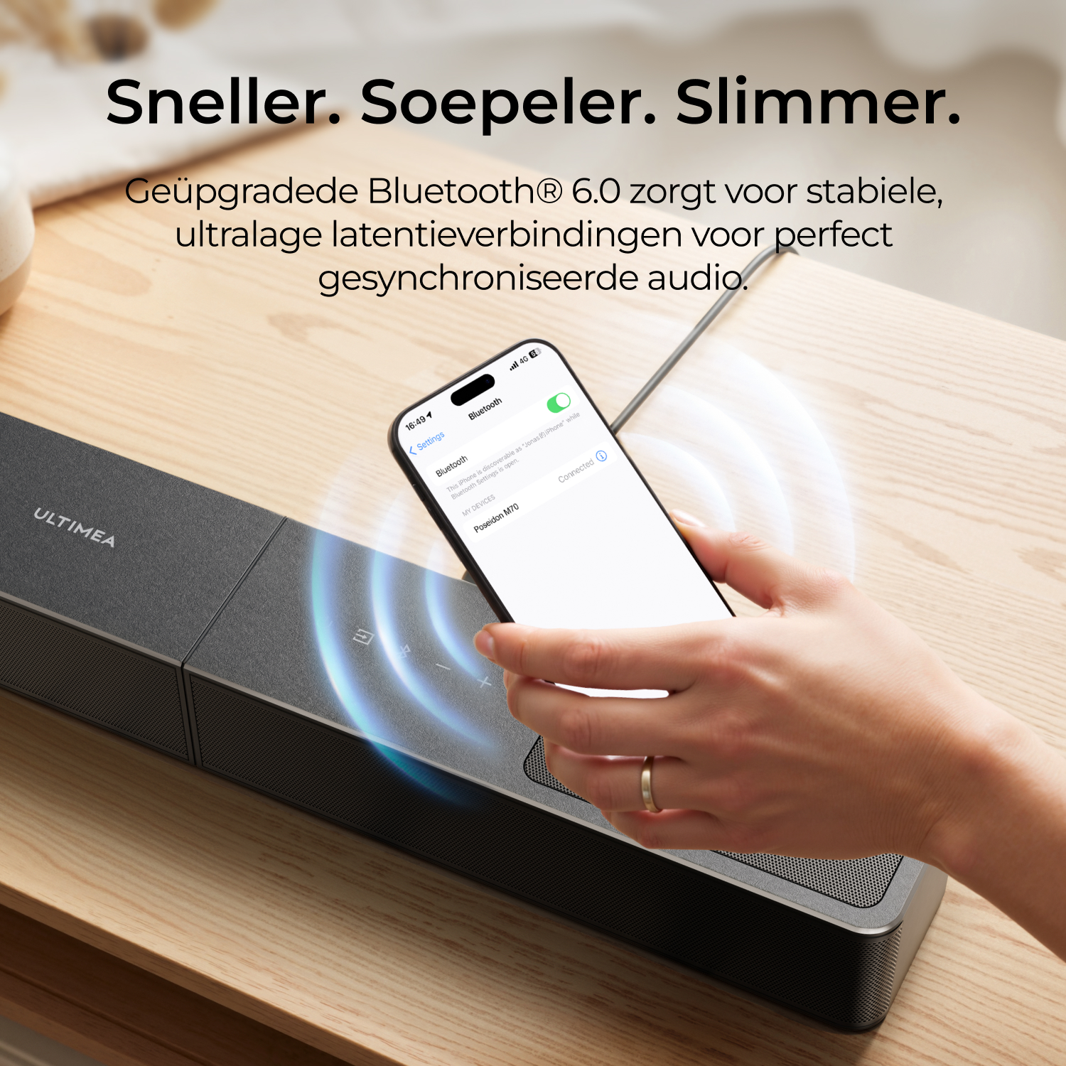 Een smartphone verbindt met soundbar via Bluetooth. Scherm toont 'Poseidon M70'.
