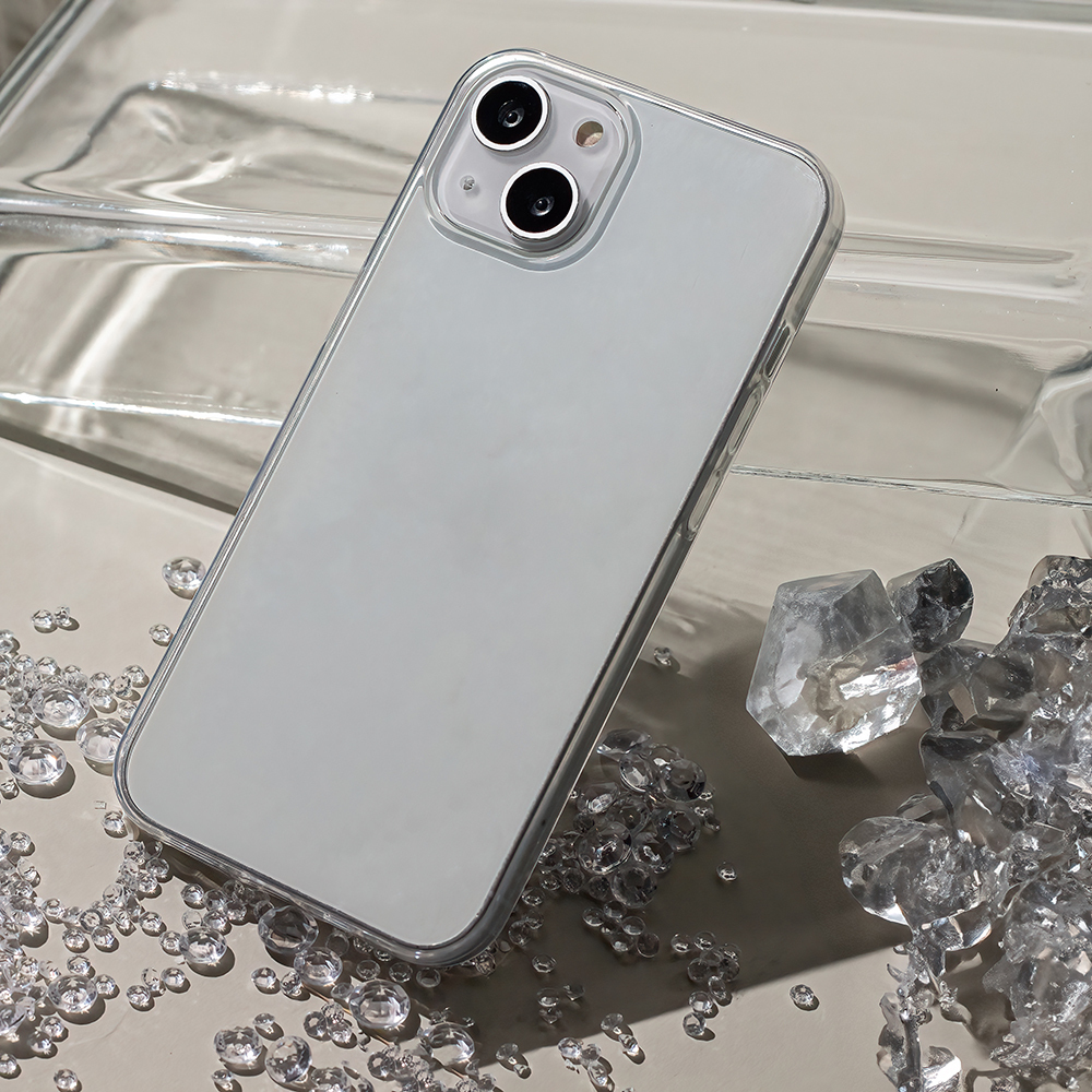 Ein durchsichtiges Handy mit zwei Kameras liegt auf einem Untergrund mit vielen Kristallen.