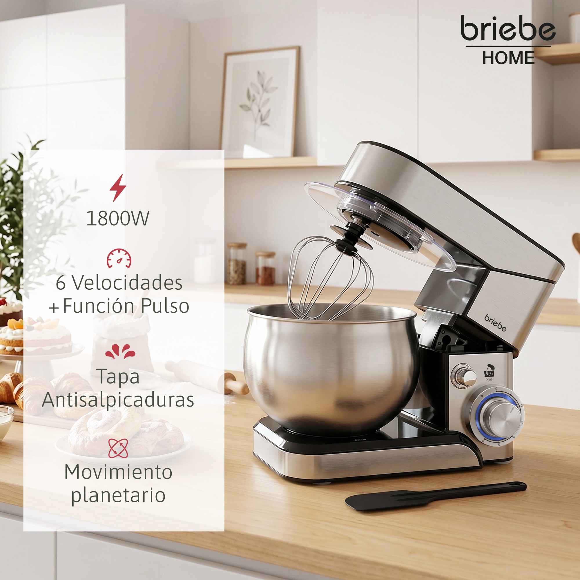 Silberner Standmixer mit Schüssel, im Hintergrund eine Küche.