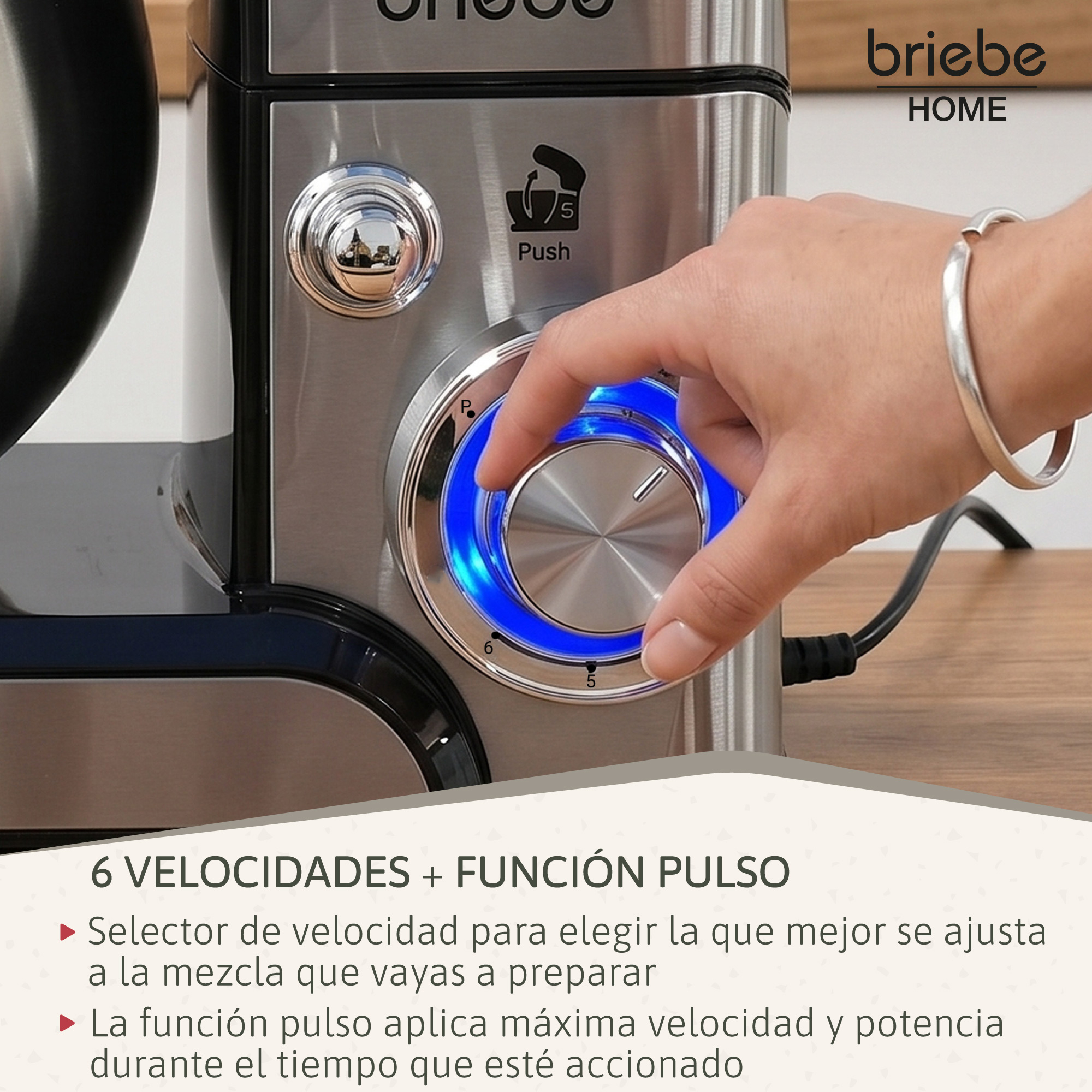 Eine Hand dreht einen beleuchteten blauen Drehknopf an einer Küchenmaschine. Brièbe Home Logo.