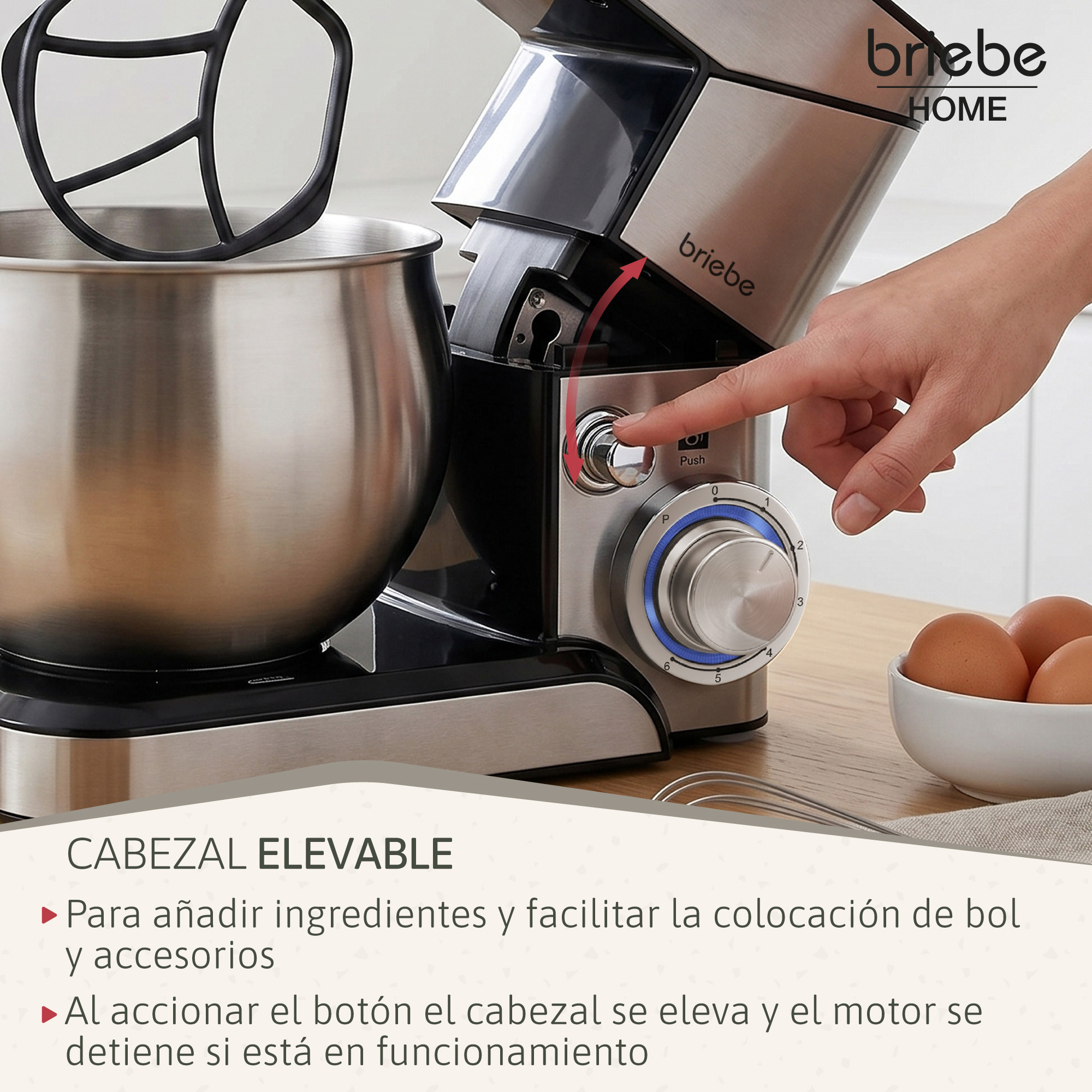 Una batidora de pie con bol de acero inoxidable y un dedo presionando un botón.