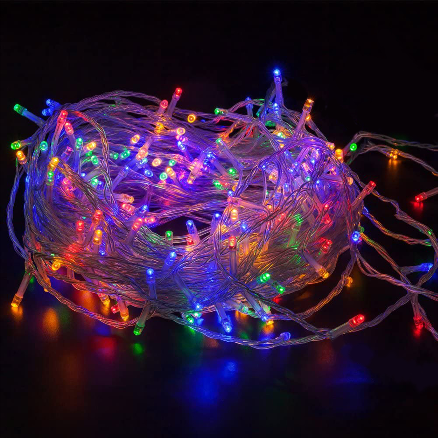 Un groviglio di lucine LED colorate su sfondo nero.