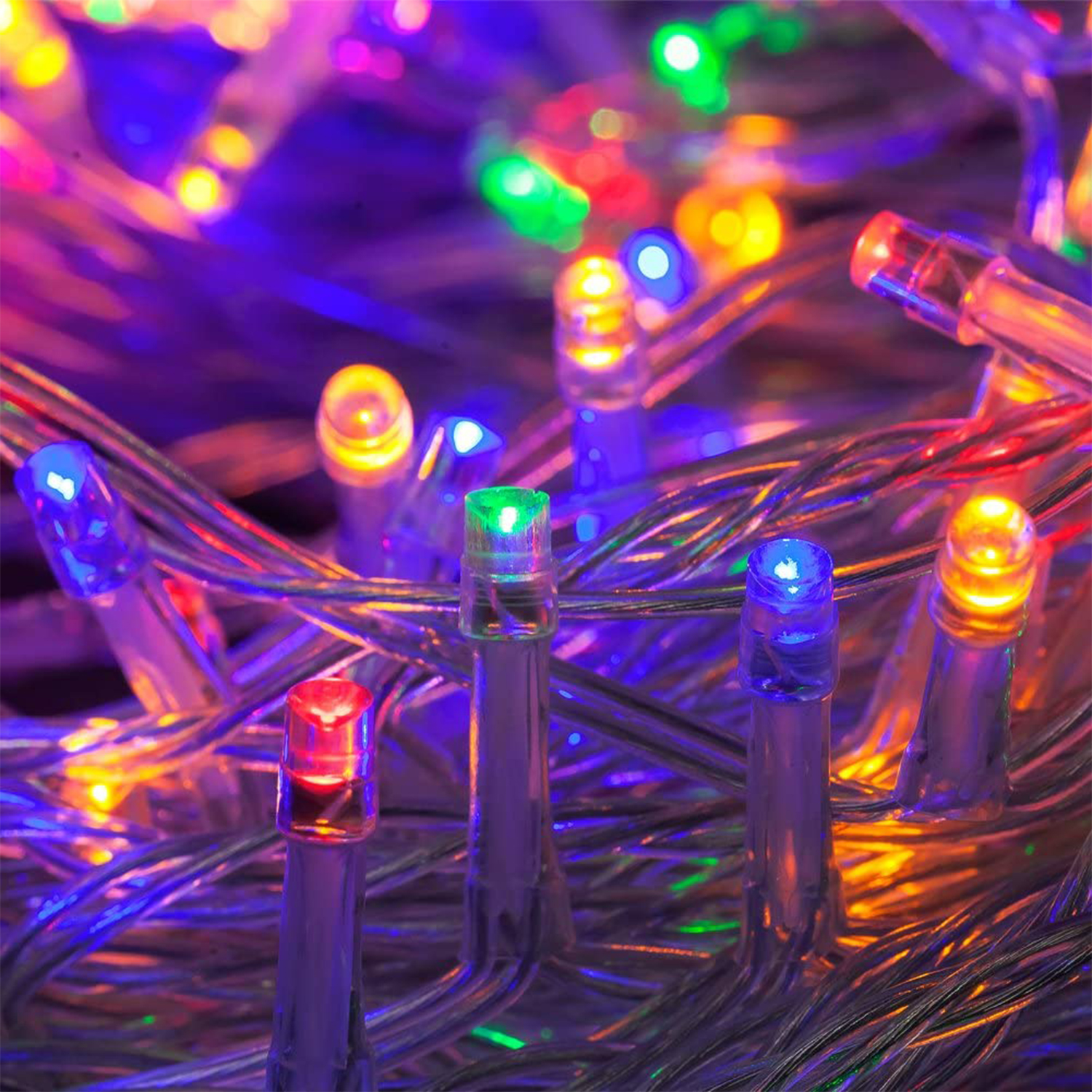 Catena luminosa a LED colorata e luminosa su un groviglio di fili.