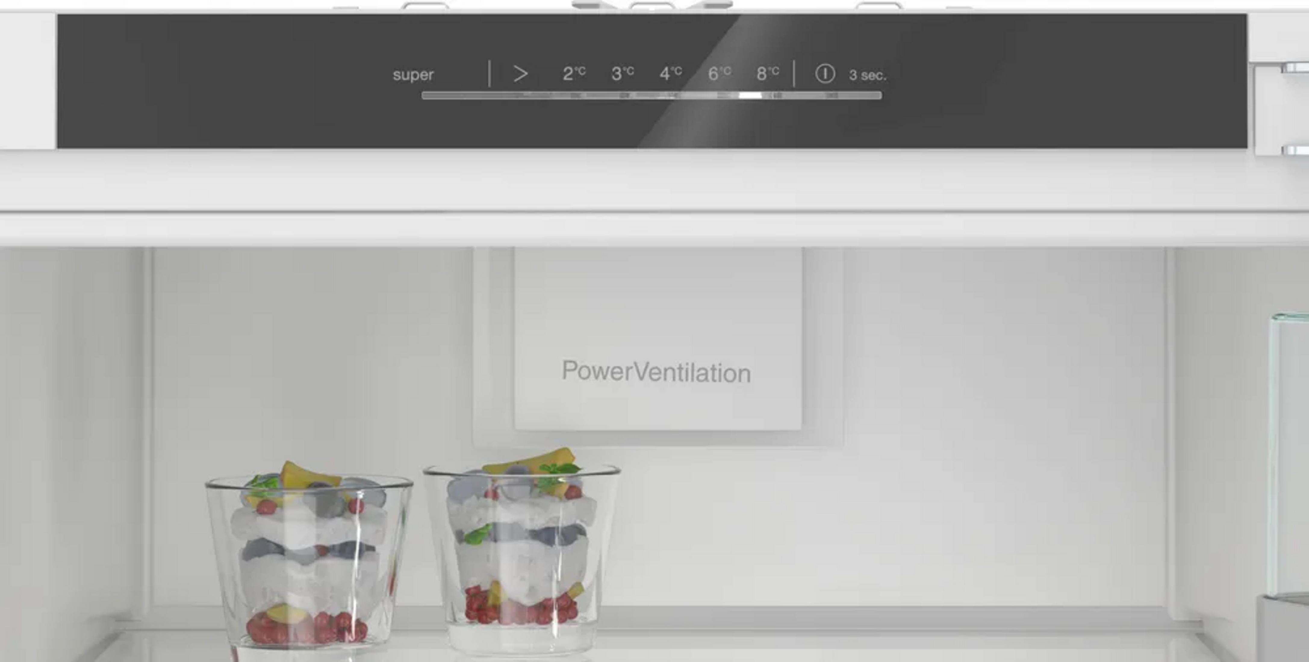 Zwei Gläser mit Dessert und ein Kühlschrankdisplay mit Temperaturanzeige.