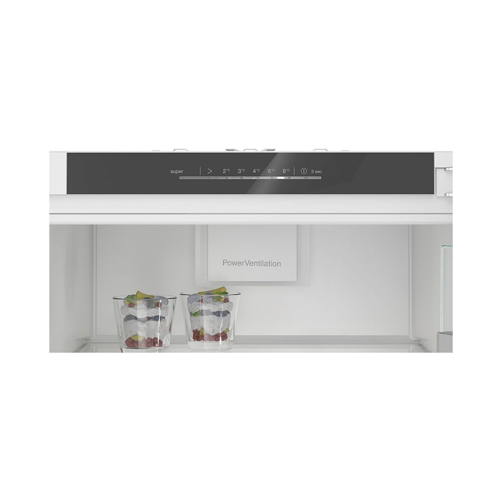 Zwei Gläser mit Obst und Joghurt stehen im Kühlschrank, daneben ein PowerVentilation-Schild.