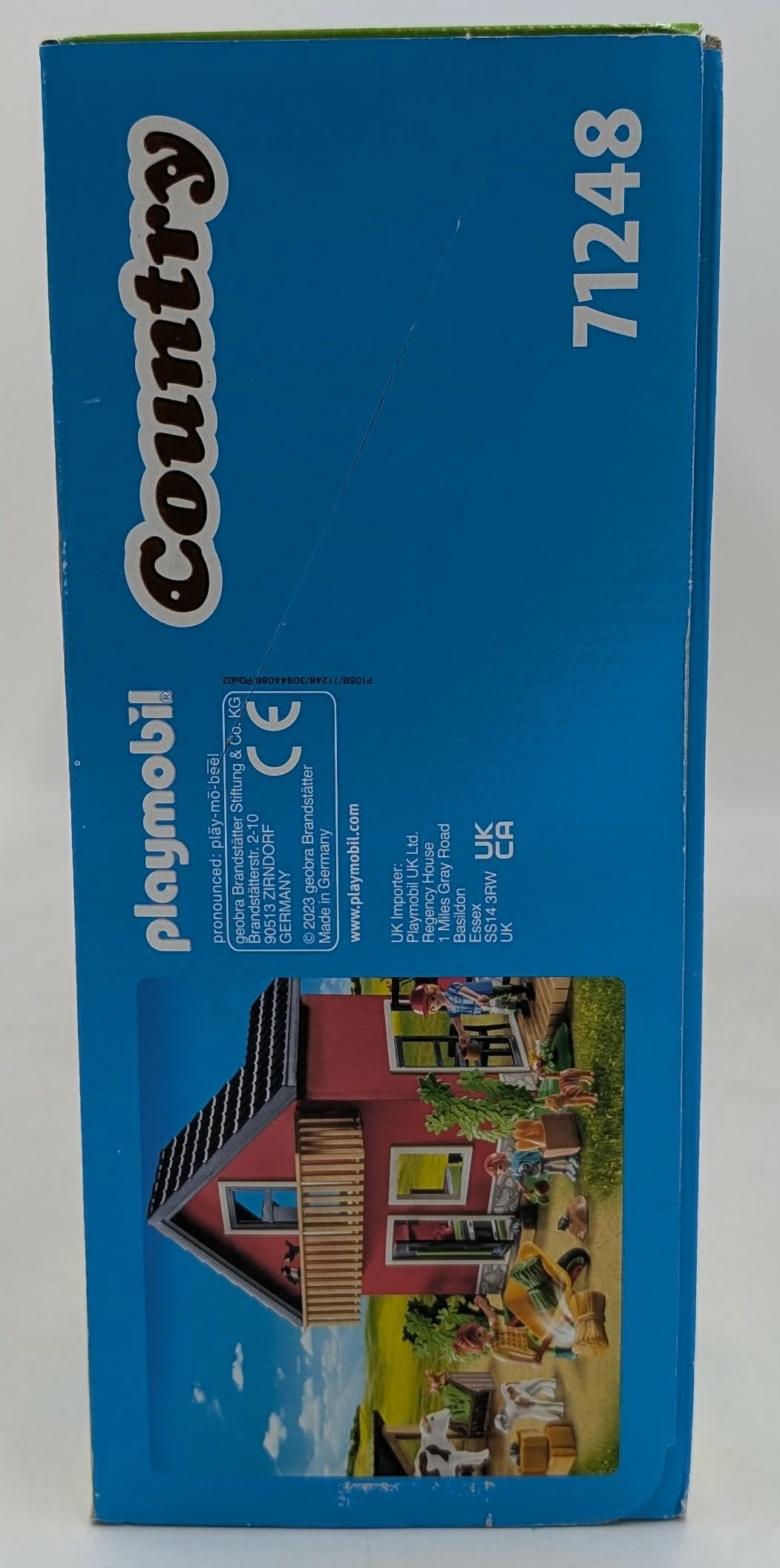 Playmobil Country Haus mit Figuren und Tieren auf einer Wiese.