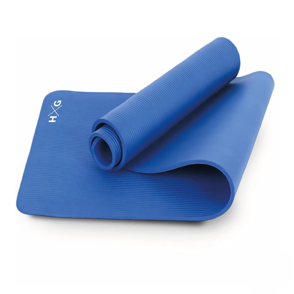 Una alfombrilla de yoga azul con textura acanalada, parcialmente enrollada.