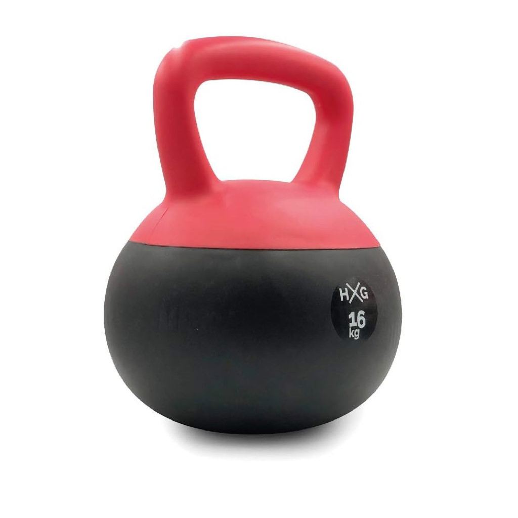Un asa roja de pesa rusa sobre una bola negra que pesa 'HXG 16 kg'.