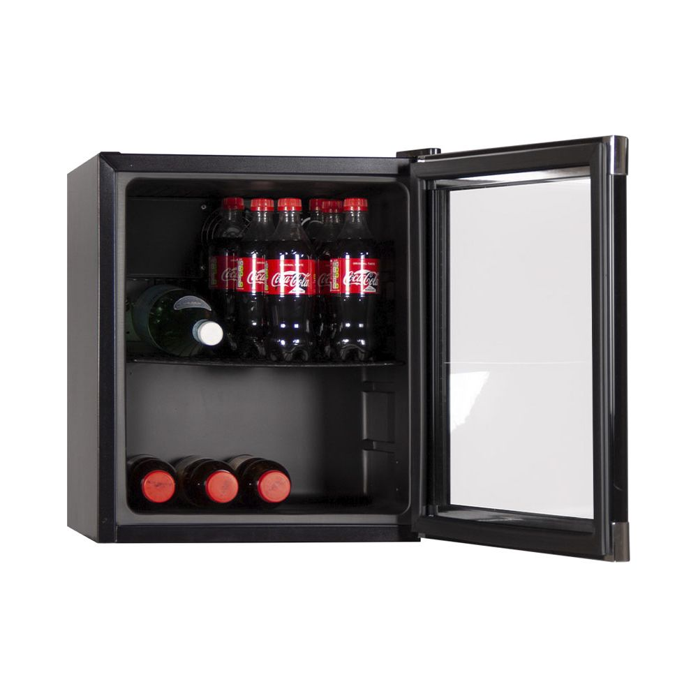 Ein kleiner schwarzer Kühlschrank mit geöffneter Glastür, gefüllt mit Coca-Cola-Flaschen.