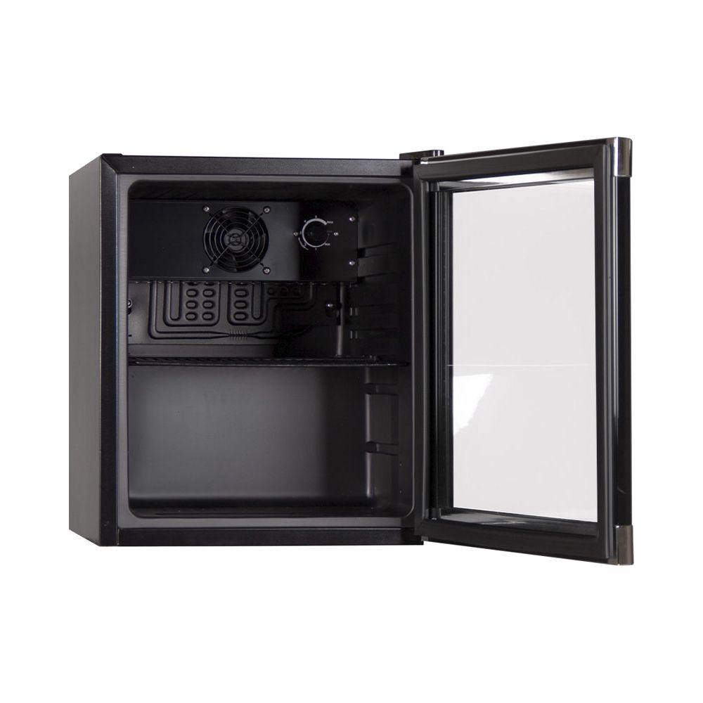 Ein schwarzer Minikühlschrank mit offener Glastür, Lüfter und Regal.
