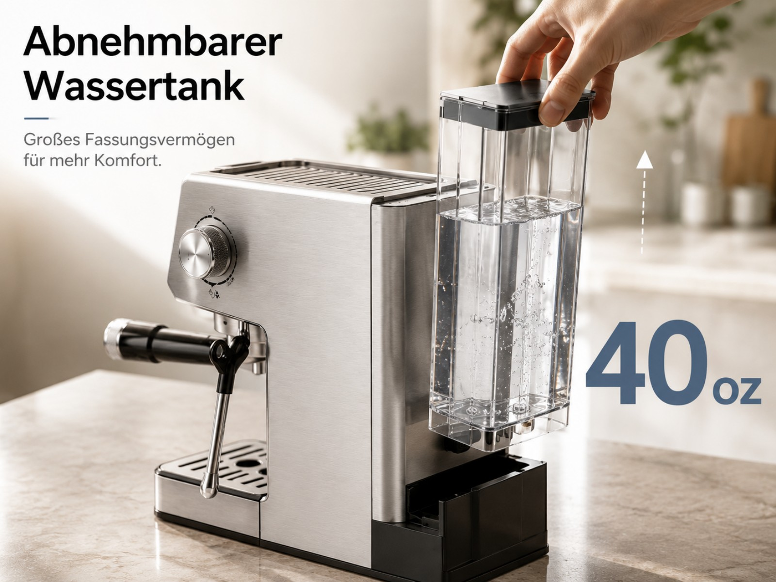 Eine Hand entfernt einen gefüllten 40-Unzen-Wassertank von einer silbernen Espressomaschine.