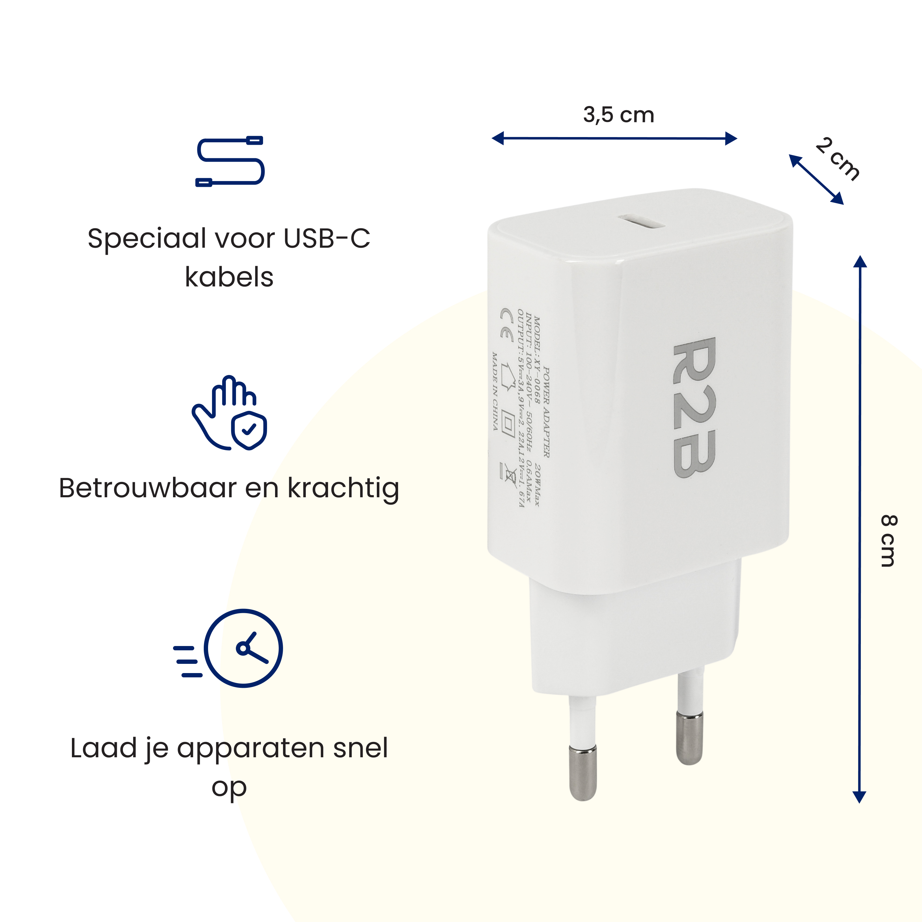 Een witte R2B USB-C oplader, afmetingen 8x3.5x2cm.