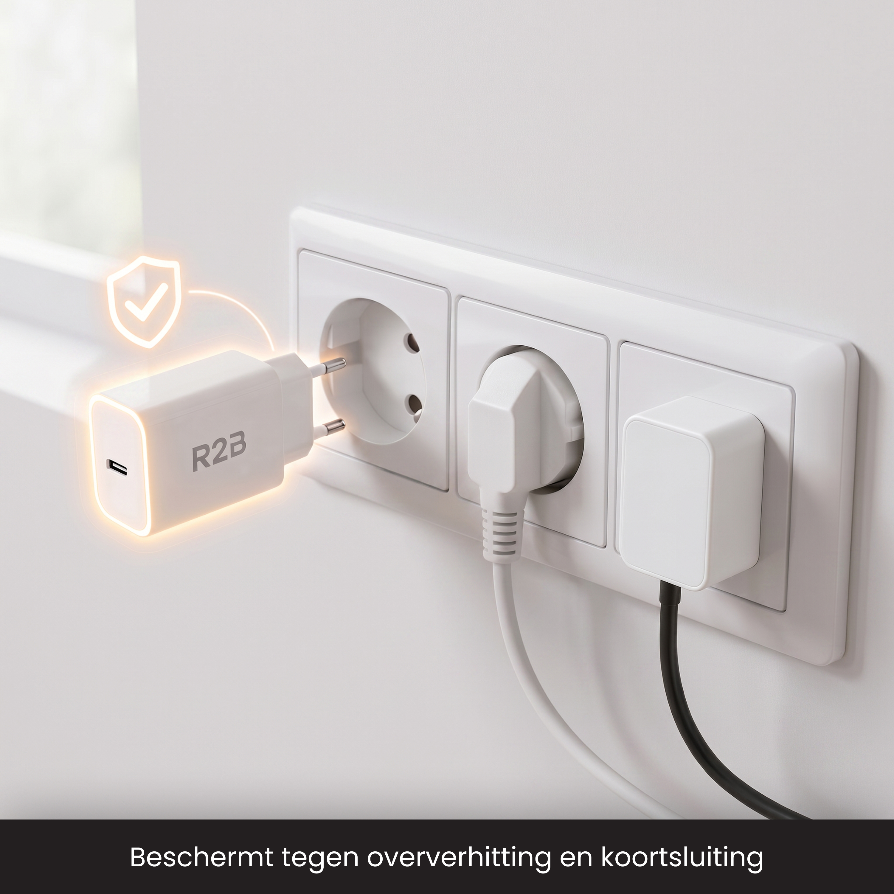 Witte stekkers in een stopcontact. Eén toont een schildicoon.