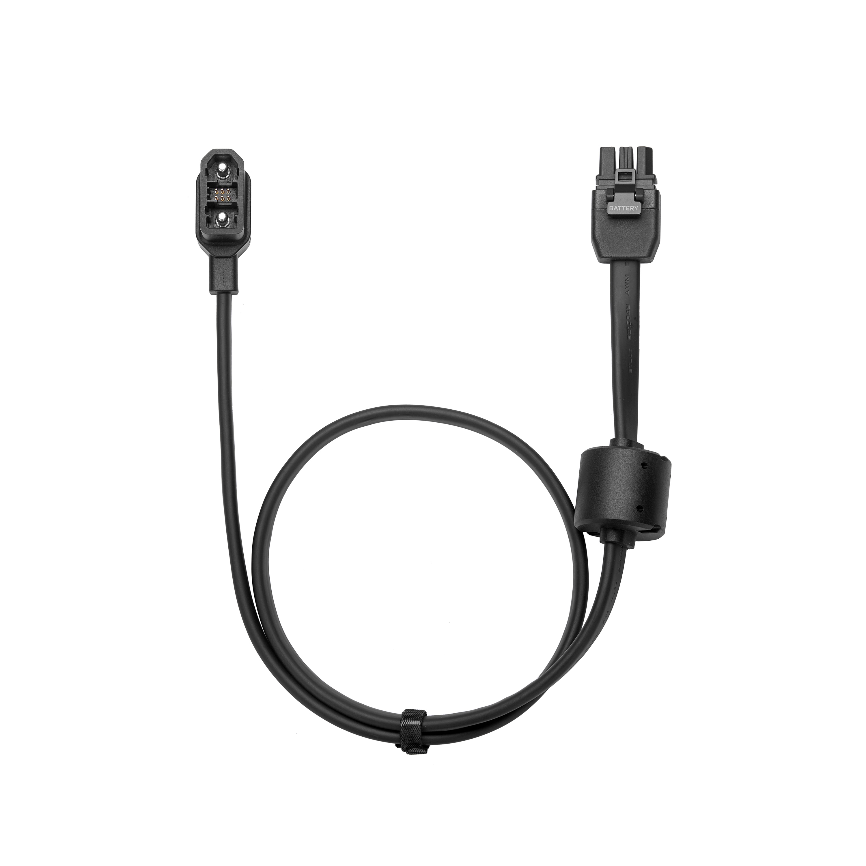 Cable negro con dos conectores, uno para batería, sobre fondo blanco.