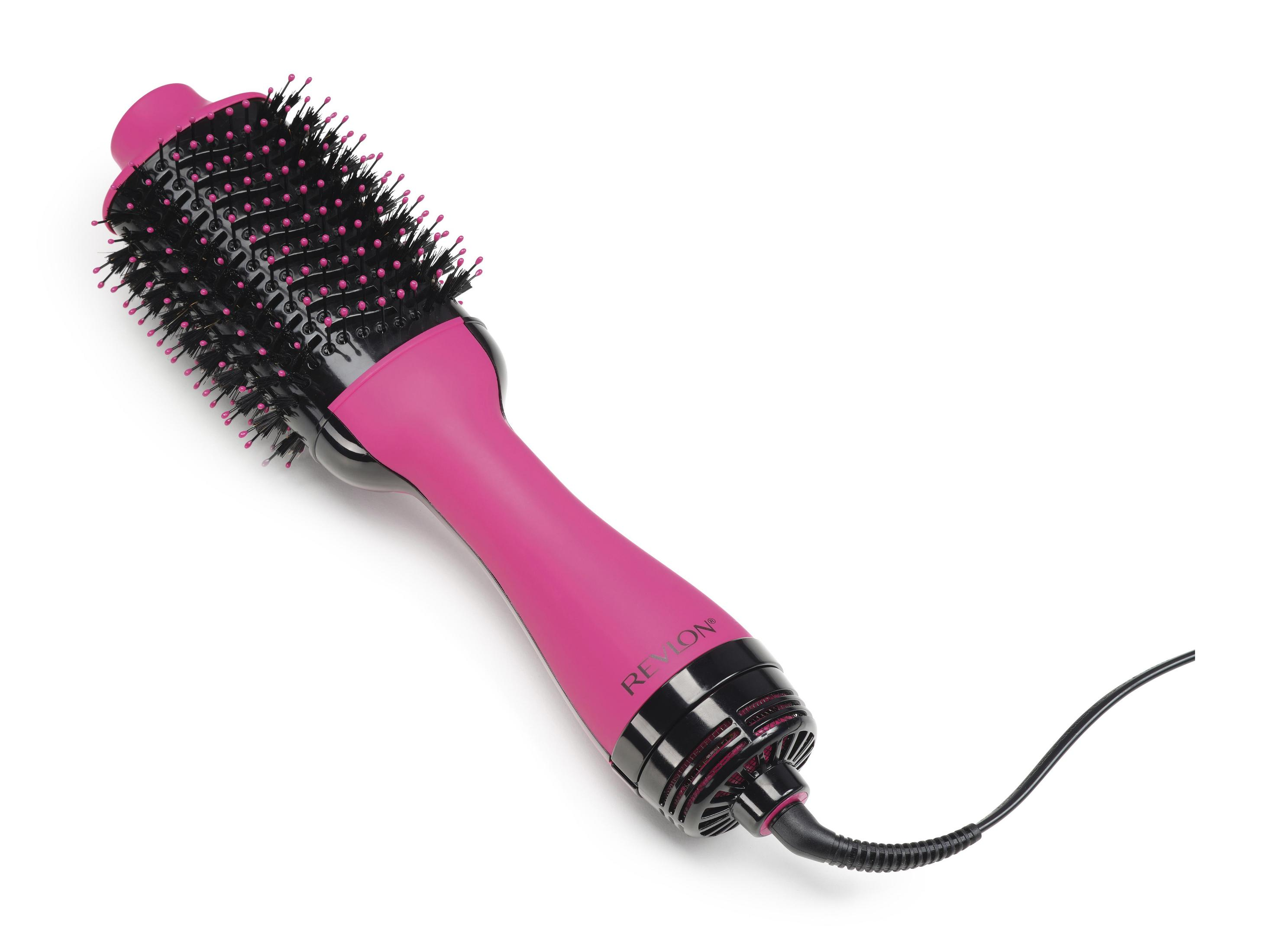 Un secador de pelo Revlon rosa con cepillo y cable negros.