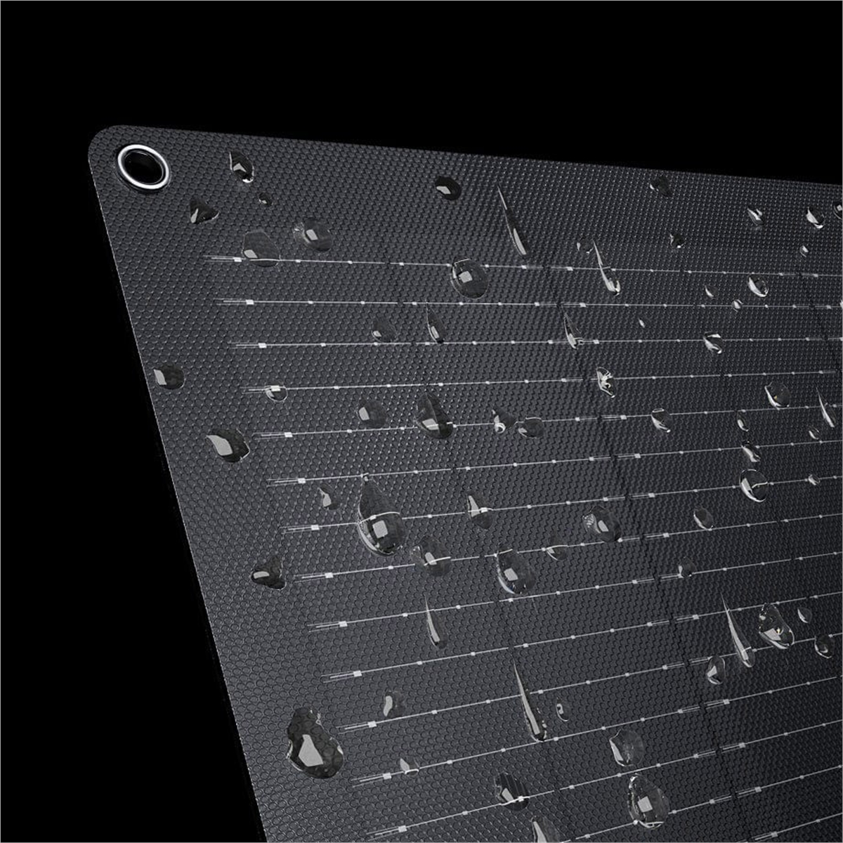 Panel solar gris oscuro con gotas de agua y ojal, fondo negro.