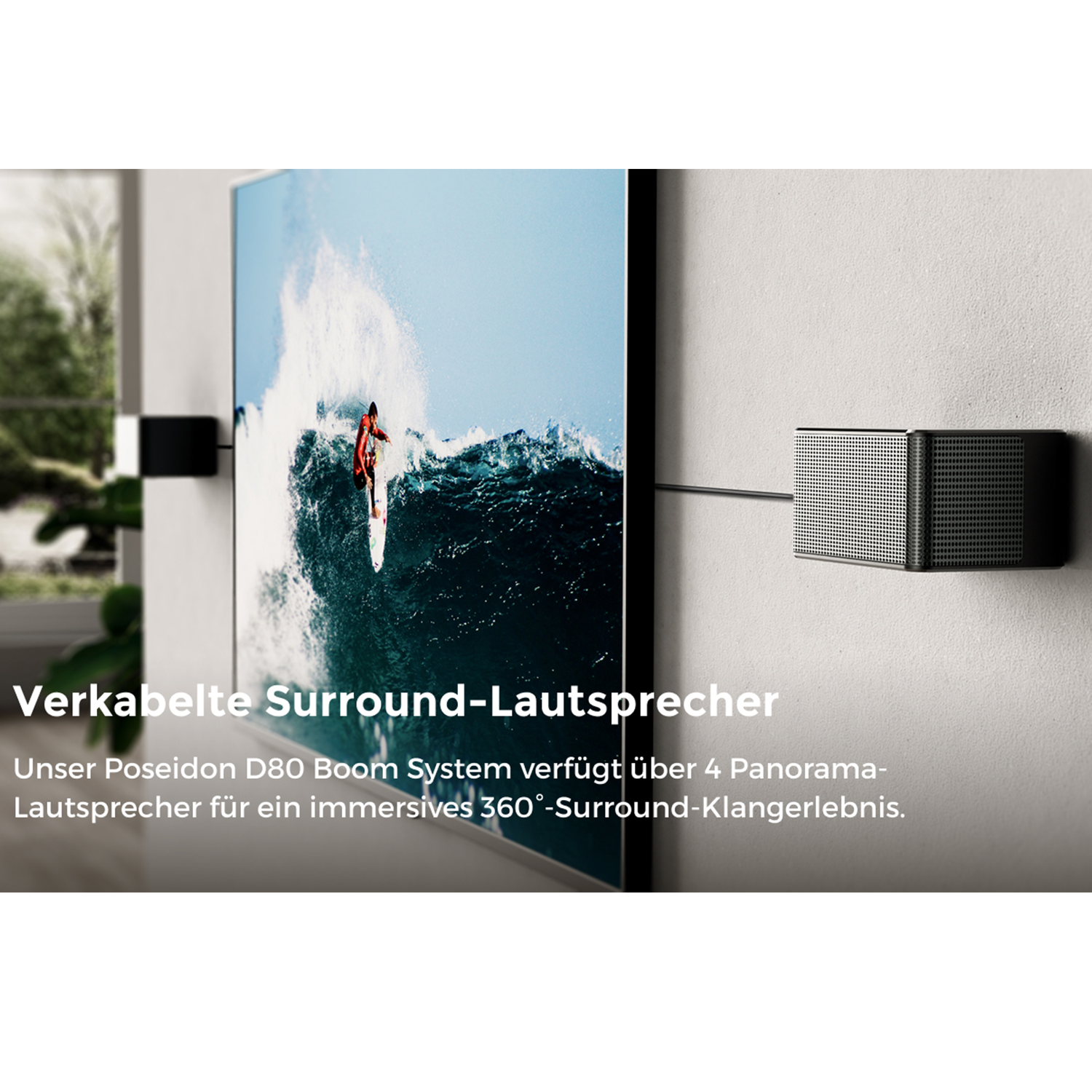 Ein silberner Lautsprecher ist an einer weißen Wand montiert, daneben ein Fernsehbild.