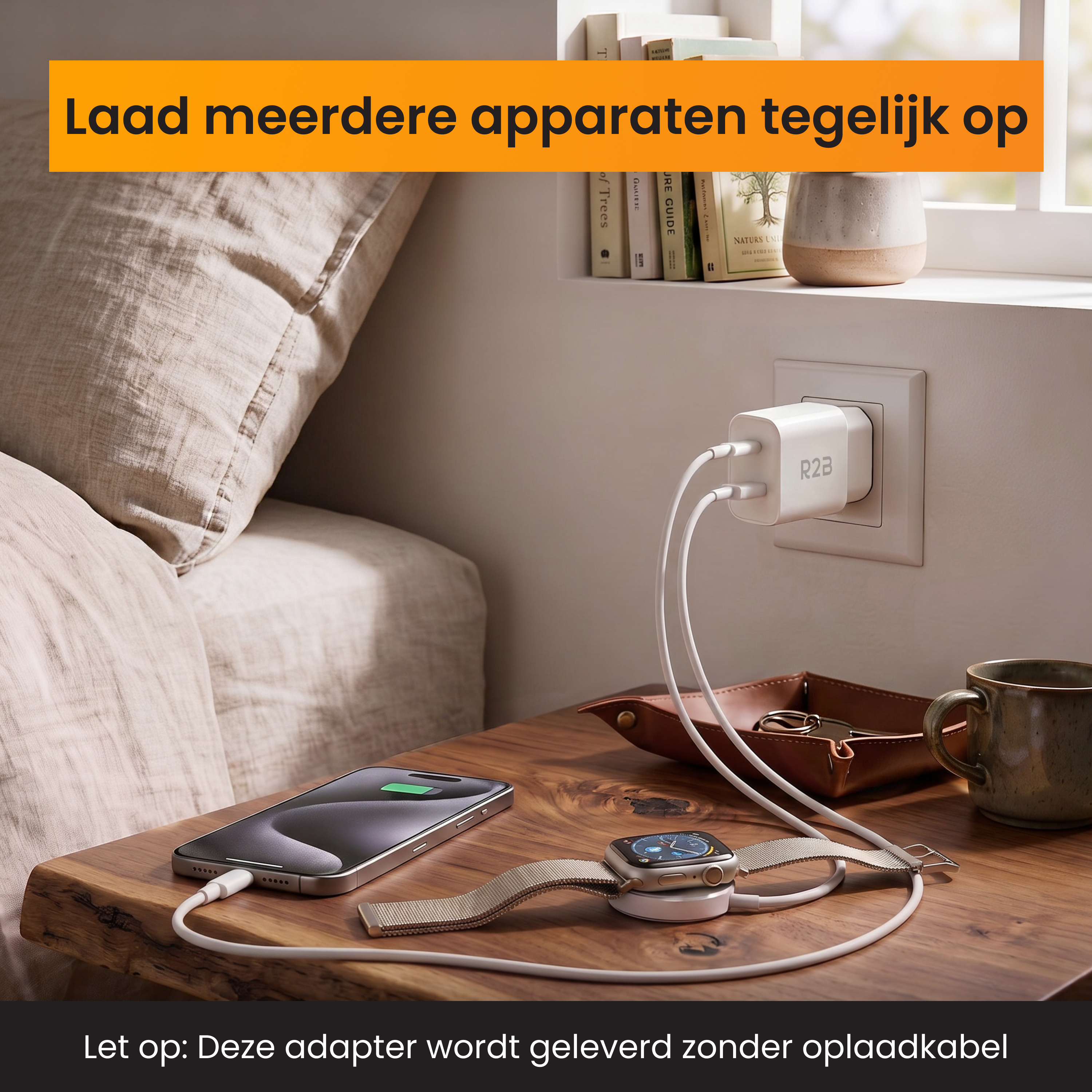 Un chargeur blanc R2B alimente un téléphone et une montre connectée sur bois.