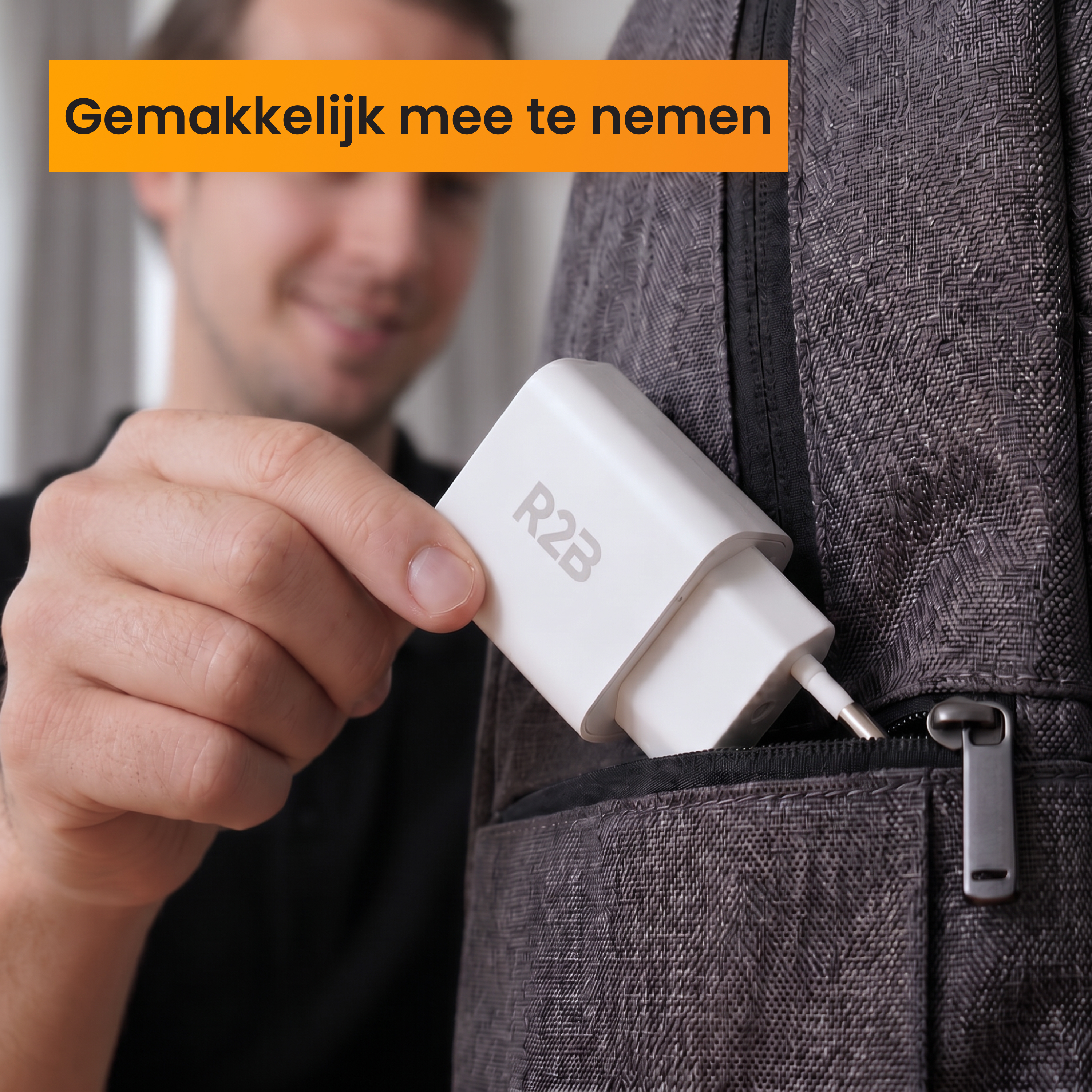 Un homme met un chargeur blanc R2B dans un sac gris. Texte : Facile à transporter.