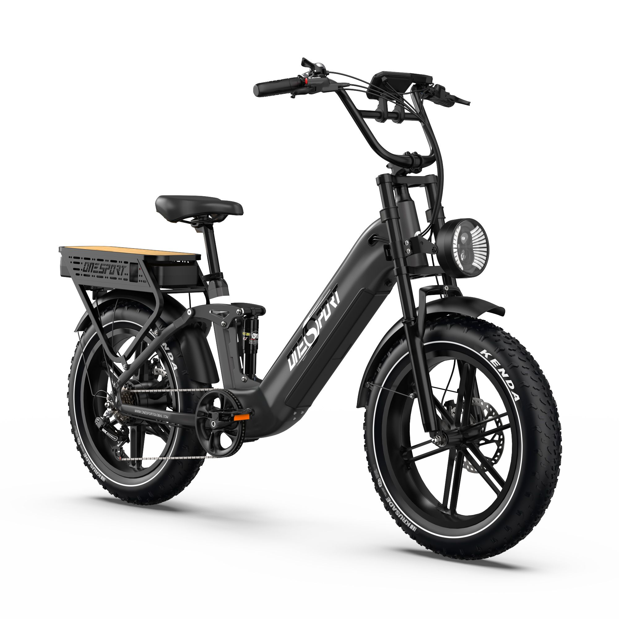 Una bicicleta eléctrica negra de llantas anchas con portabultos trasero de madera y faro redondo.