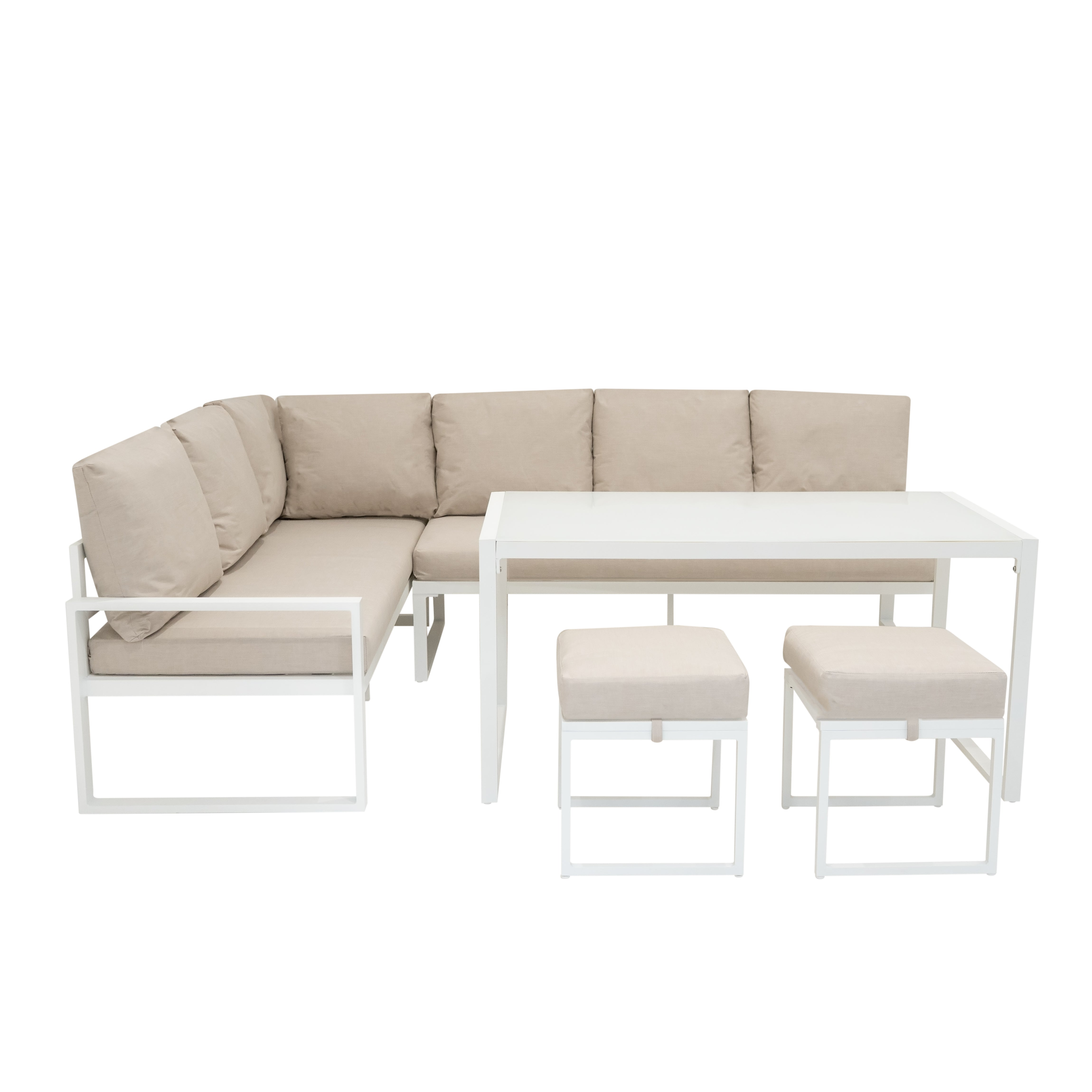 Un sofá seccional blanco con cojines beige y una mesa a juego.