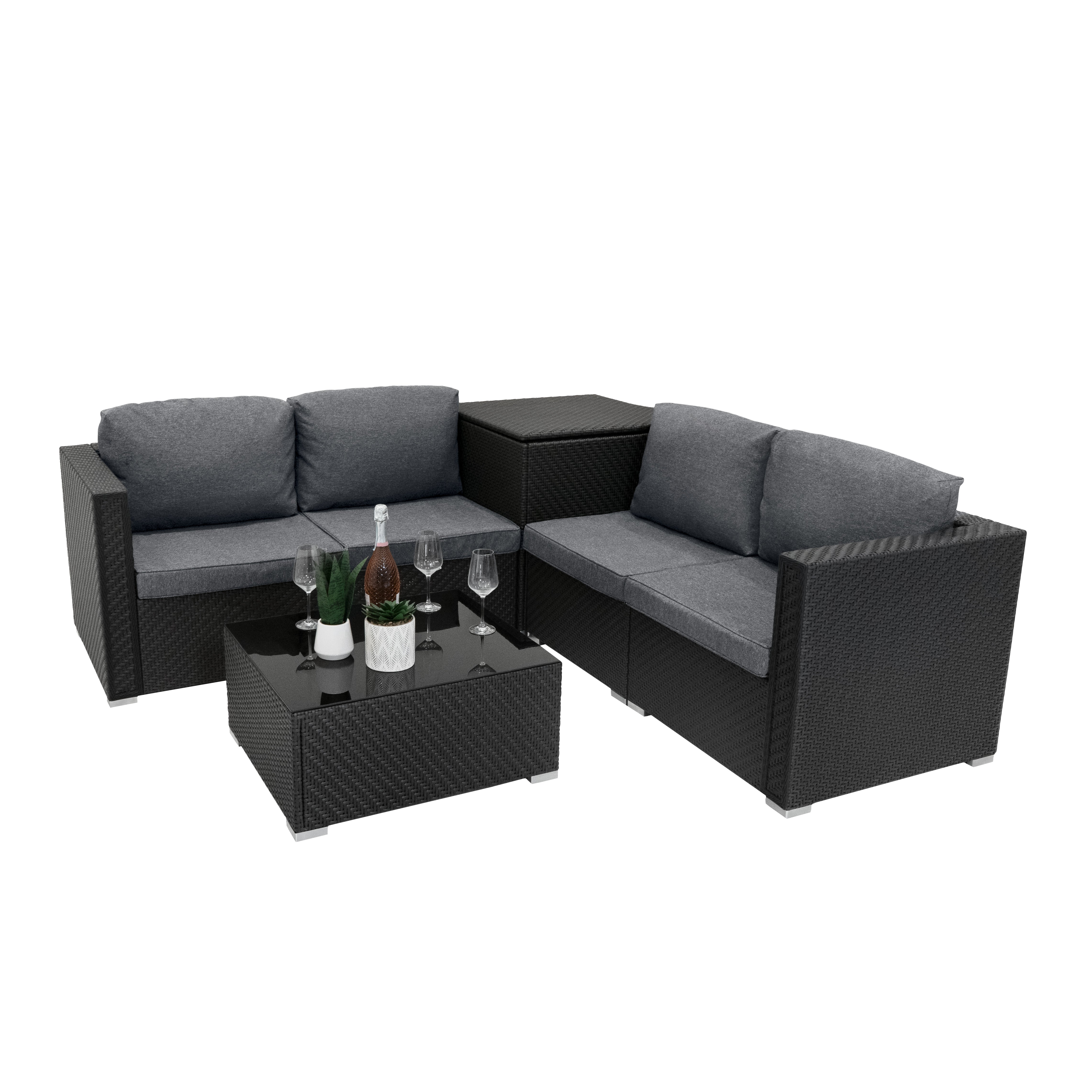 Sofá seccional gris oscuro con mesa de centro negra, botella y vasos.