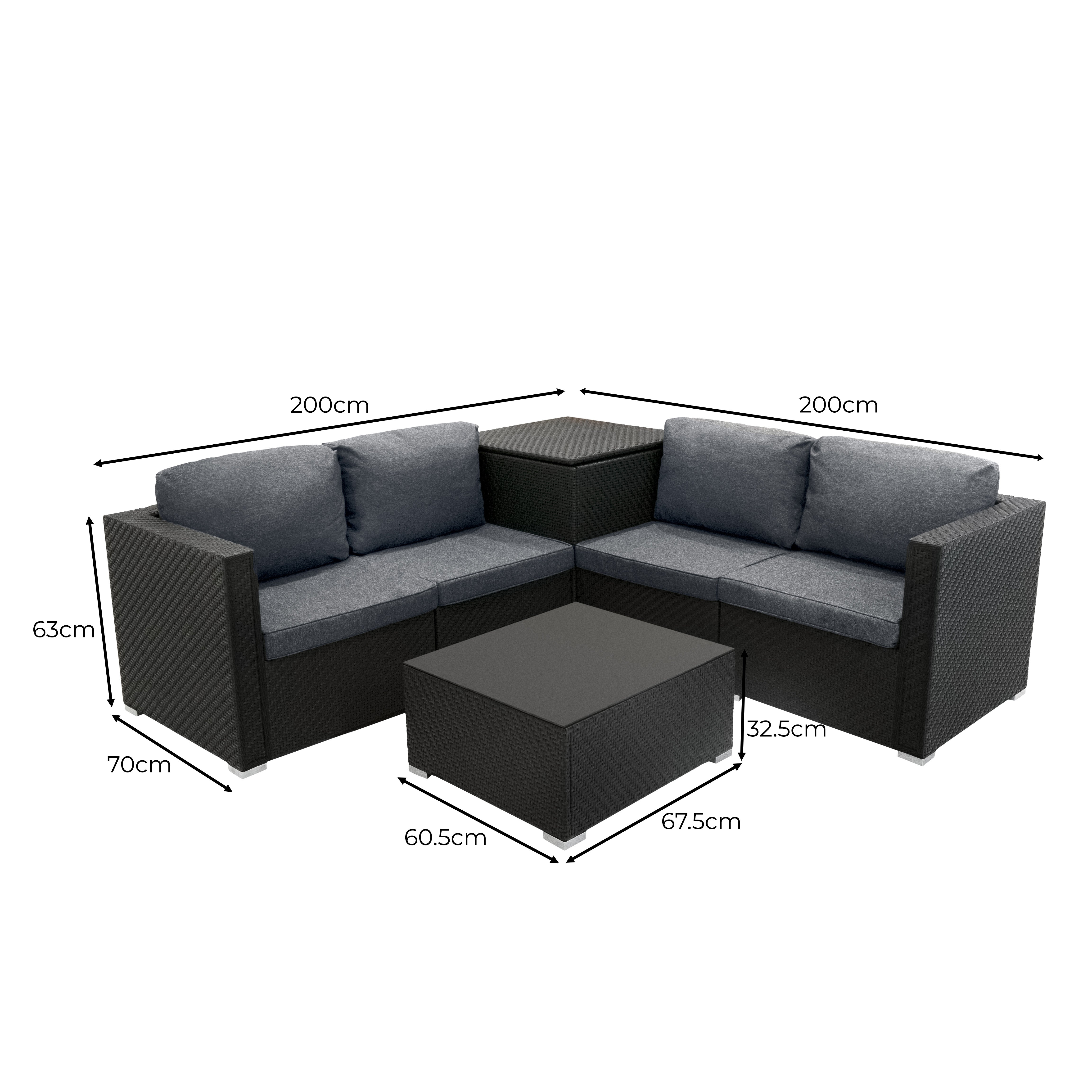 Sofá de esquina de ratán gris oscuro con mesa y dimensiones.