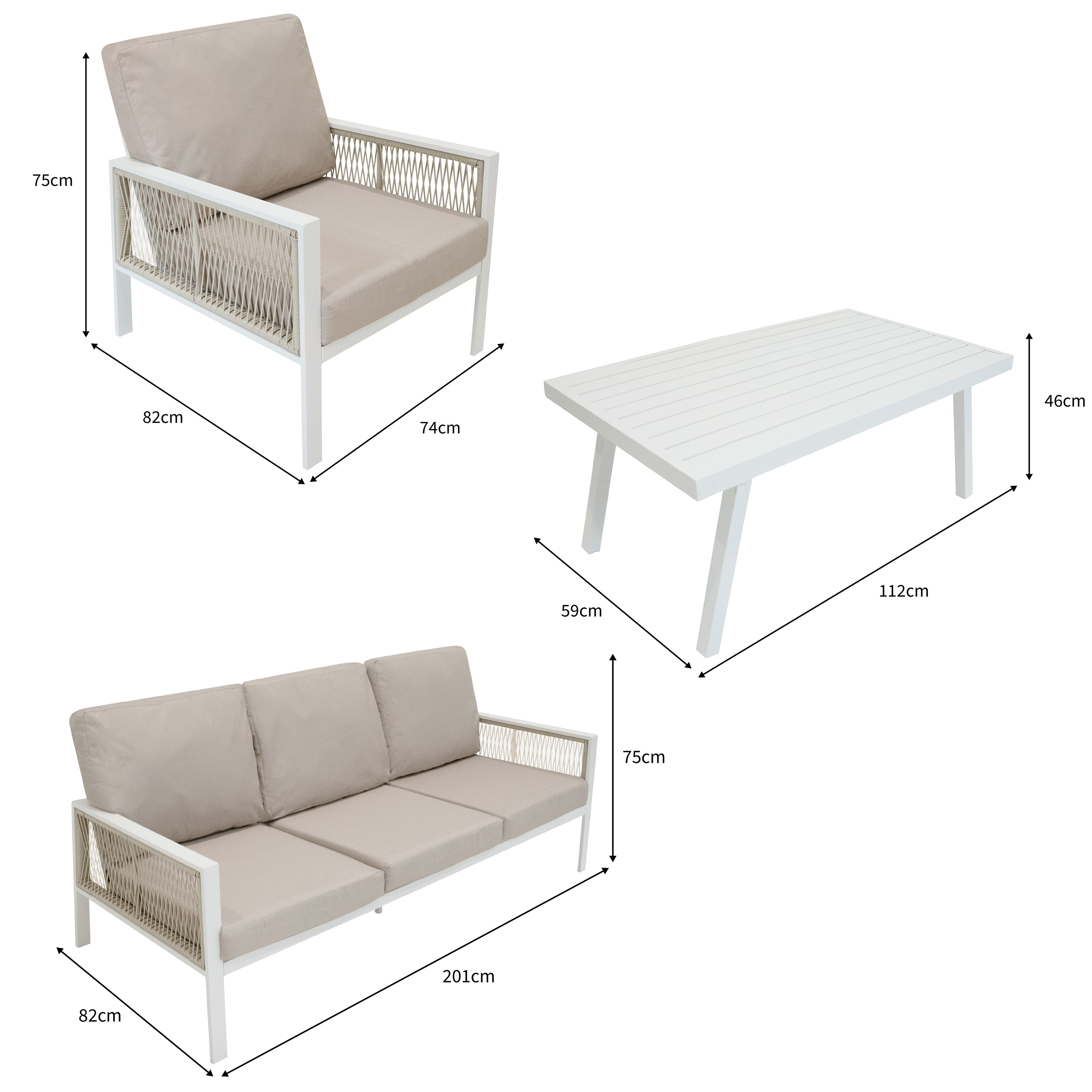 Un sofá y sillón blancos de exterior con cojines beige y una mesa de centro blanca.