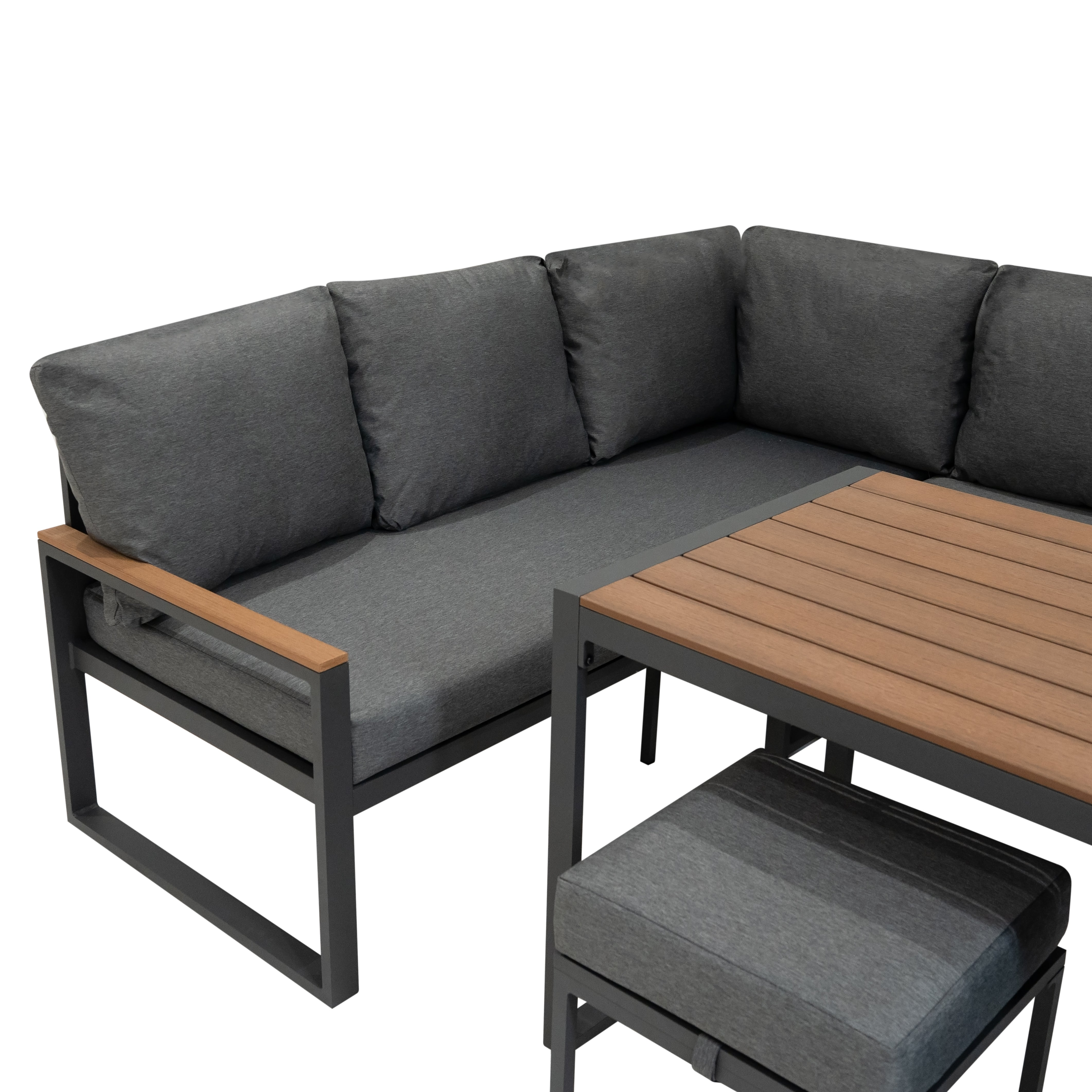 Sofá gris de exterior con detalles en madera y otoman a juego.