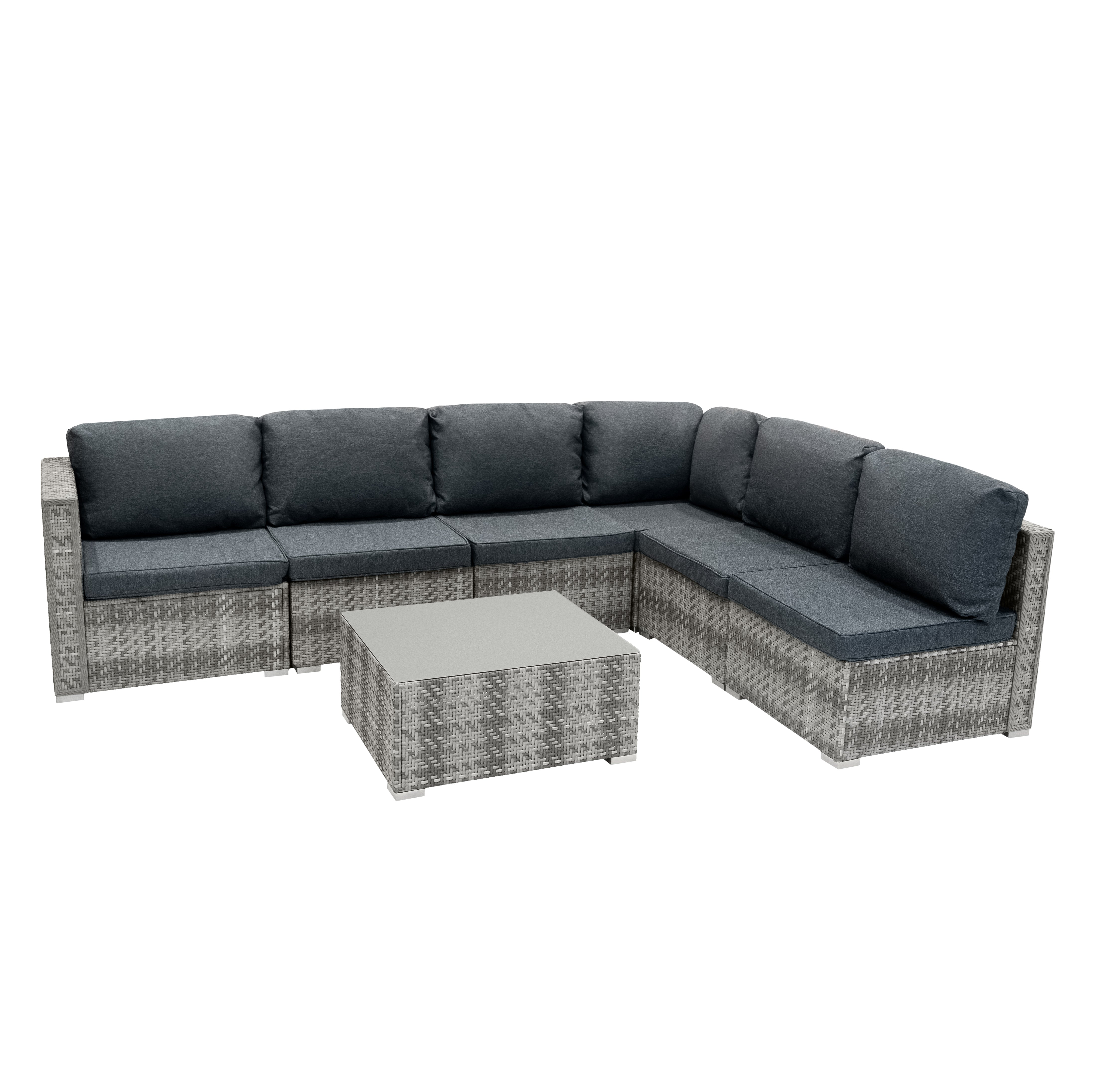 Sofá modular de ratán gris con mesa de centro a juego.