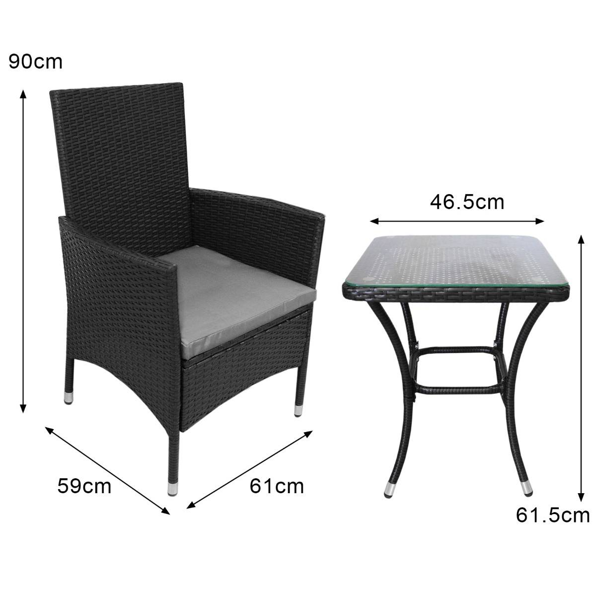 Una silla negra de ratán con cojín gris junto a una mesa cuadrada de cristal con marco negro.